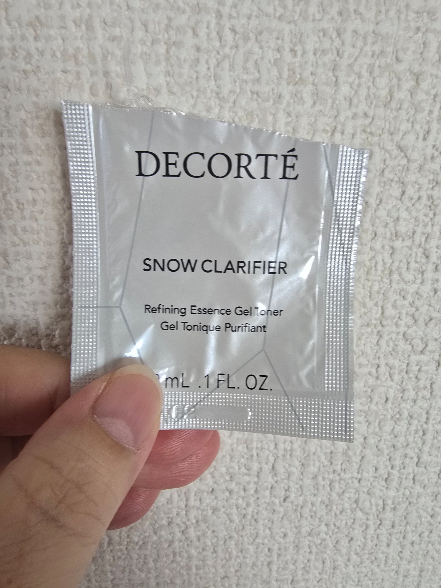 見た目は何の変哲もないただの透明ゲルです❤

でもコットンで滑らせるとあら不思議(＠゜Д゜＠;
つやつやになる感じ😮

コスデコのスキンケアは高級で避けて来たけどこれは使いやすくて肌の角質まで柔らかくしてくれる美容液(　˙▿˙　)☝

こ