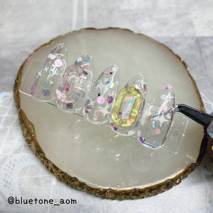 ⋆͛🦖⋆͛aomi on LIPS 「ホログラムネイル散りばめるだけで簡単に可愛くなる☺️ベースカラ..」(4枚目)