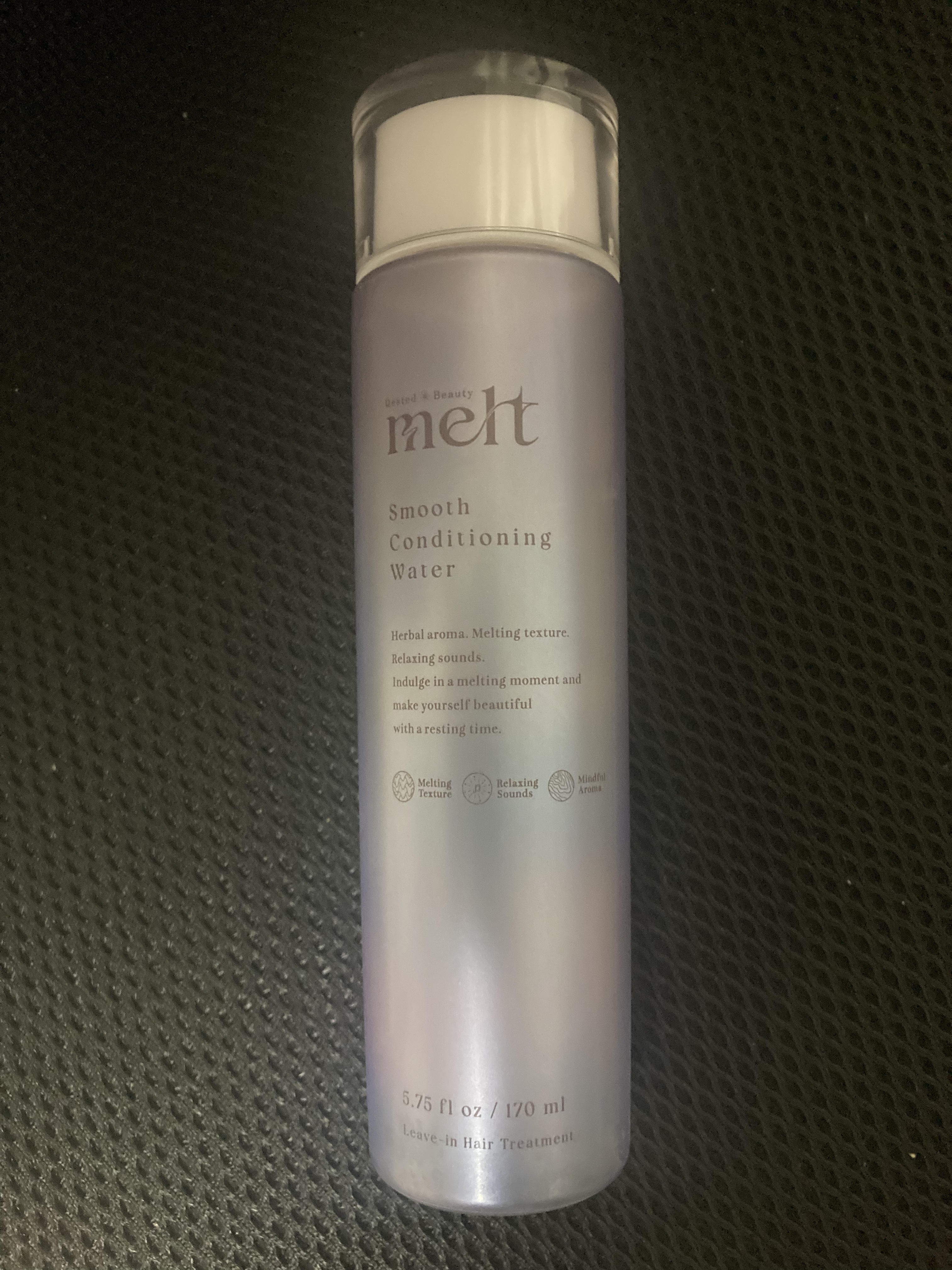 melt/スムース コンディショニング ウォーター ¥1,430

meltシリーズの髪用化粧水には紫とピンクの2種類があって、迷いましたが紫を購入してみました。
紫色はうねり髪をほぐし、ピンク色はツヤ髪になるそうです。
どちらが自分に合っ