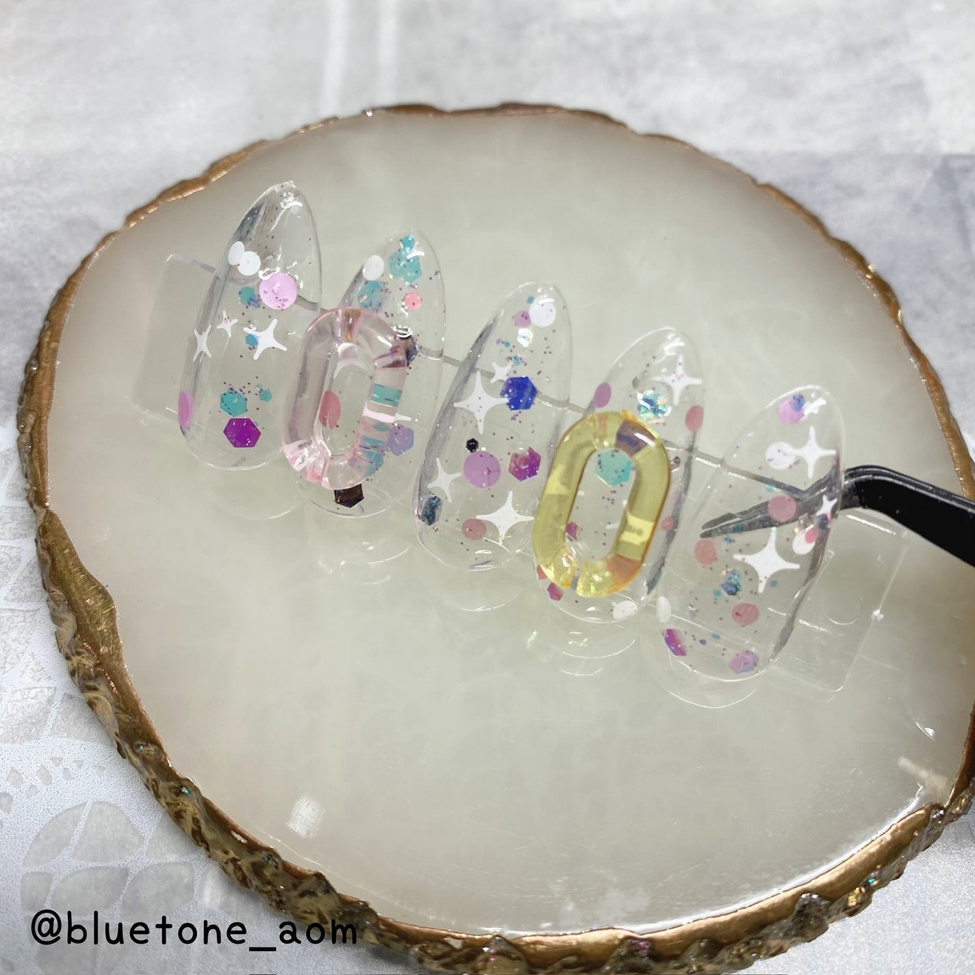 ⋆͛🦖⋆͛aomi on LIPS 「ホログラムネイル散りばめるだけで簡単に可愛くなる☺️ベースカラ..」(5枚目)