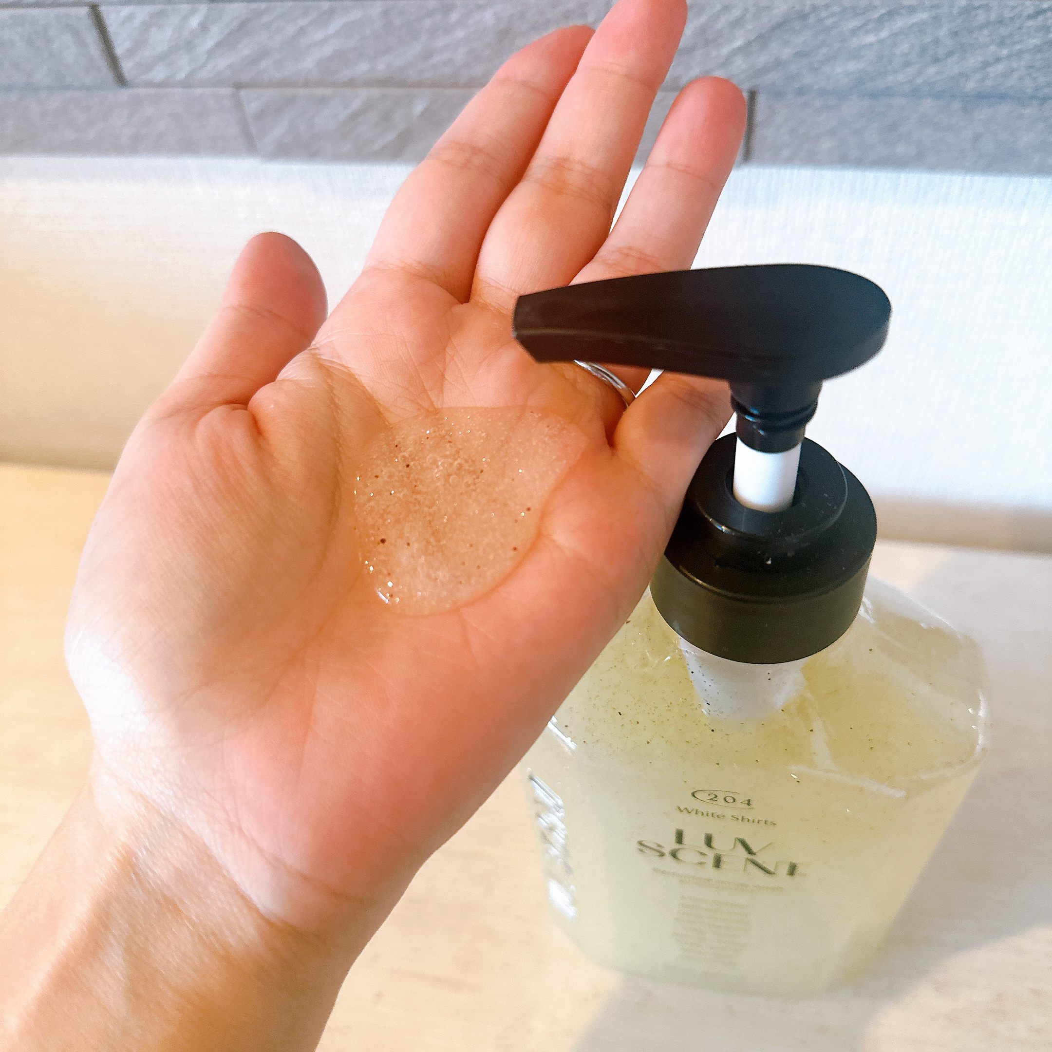 スクラブボディウォッシュ ホワイトシャツ リネンコットン/LUV SCENT/ボディスクラブを使ったクチコミ（3枚目）