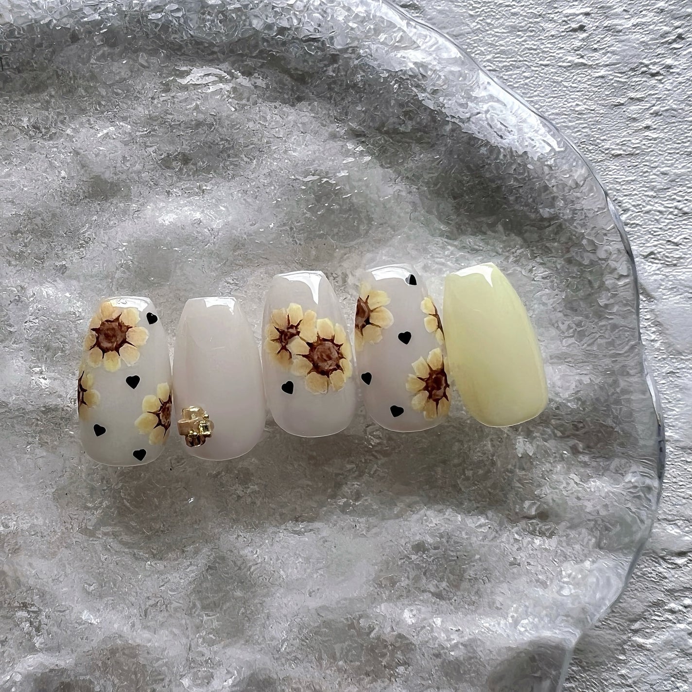 naomi on LIPS 「@nail_academy.anoano8月配信artです✨..」(2枚目)