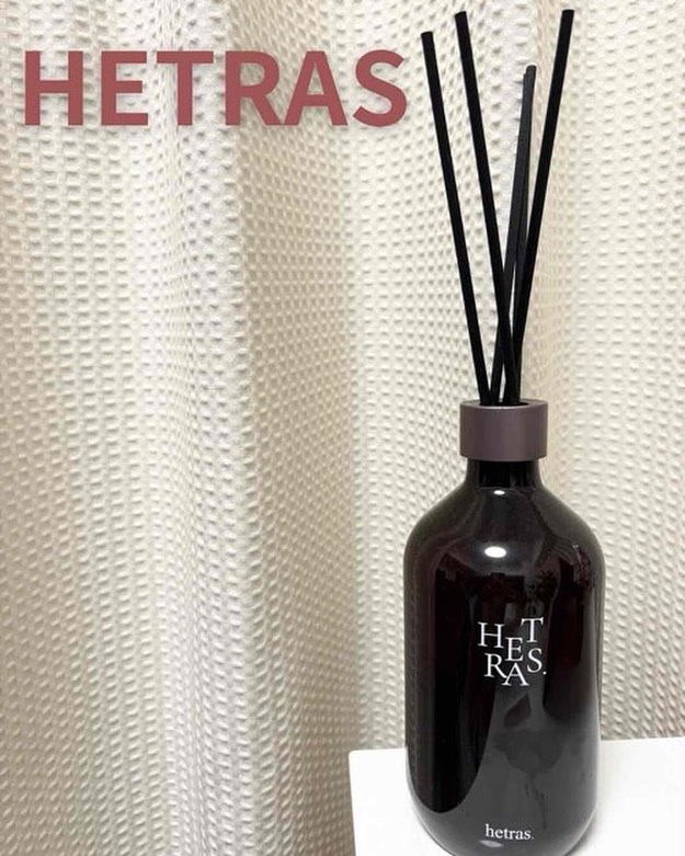 お部屋が、まるで"上質ホテルの一室"に。🌿🕯️
⠀
最近使い始めた @hetras.official.jp の大容量ディフューザーが、香りもビジュアルも大優勝すぎた…！

⠀
私が選んだのは、
🌲済州サリョニの森の道の香りと
🪵ホテ