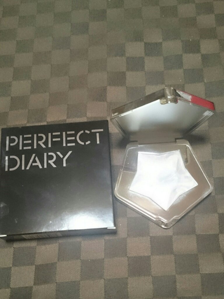 スターダストダイヤモンドハイライトパウダー N07 ネビュラブルー(日本限定色)/PERFECT DIARY/パウダーハイライトを使ったクチコミ（1枚目）