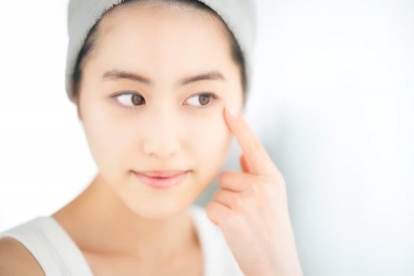 目元に触れる女性
