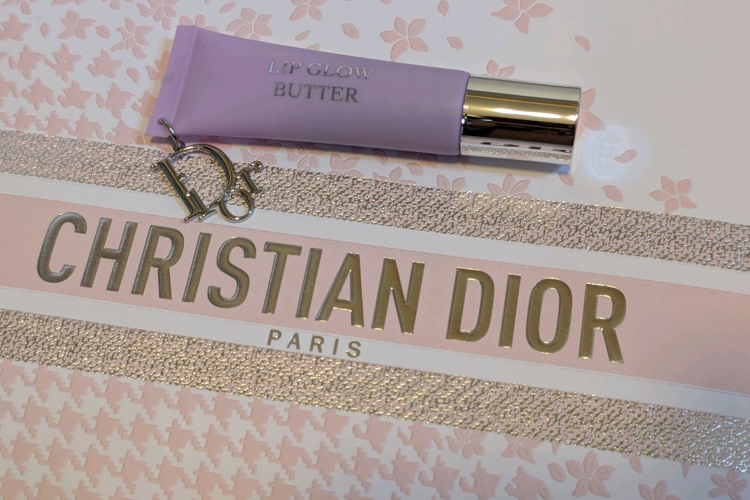 📍Dior
🎗ディオール アディクト リップ グロウ バター🎗
   102 グレイズド ラベンダー

ブルベ冬なので
こちらの グレイズド ラベンダー を選びましたが
とにかくラメが綺麗にのって、びっくり👀

香りはDiorのリッ