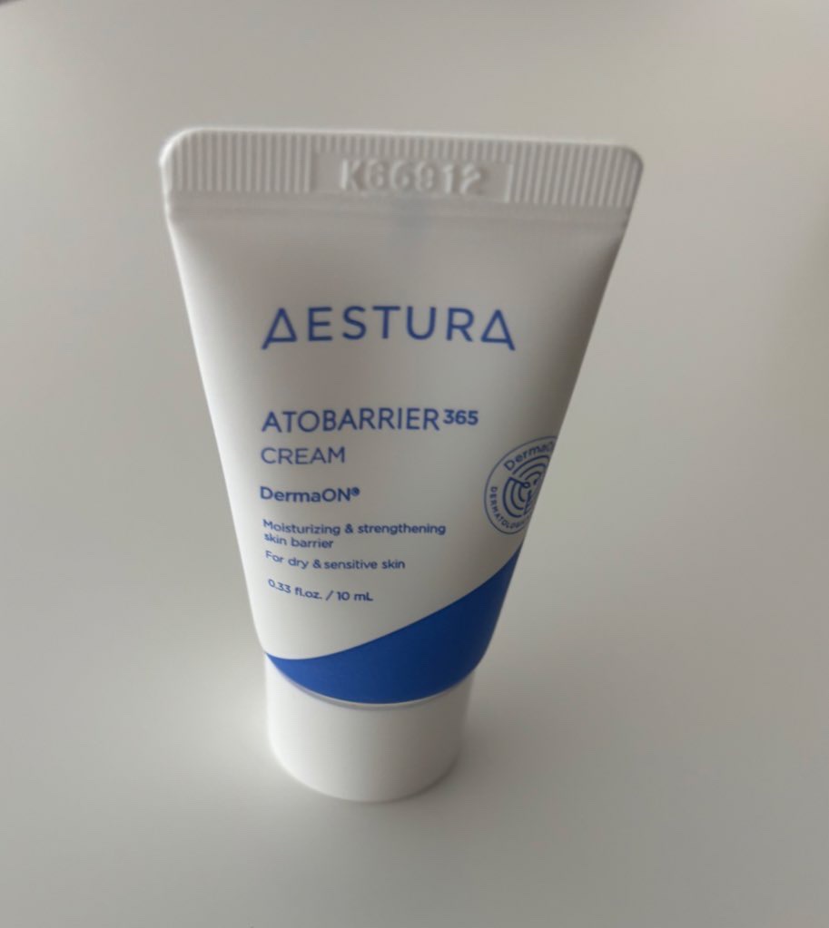 bibin様のプレキャンで
AESTURA様 の
アトバリア365クリームのミニサイズを頂きました

とても伸びやかなクリームでわたしはしっとりめに感じました

敏感肌や乾燥肌にも使えるお肌がゆらいでいるときなどに使用したいと思えるクリーム