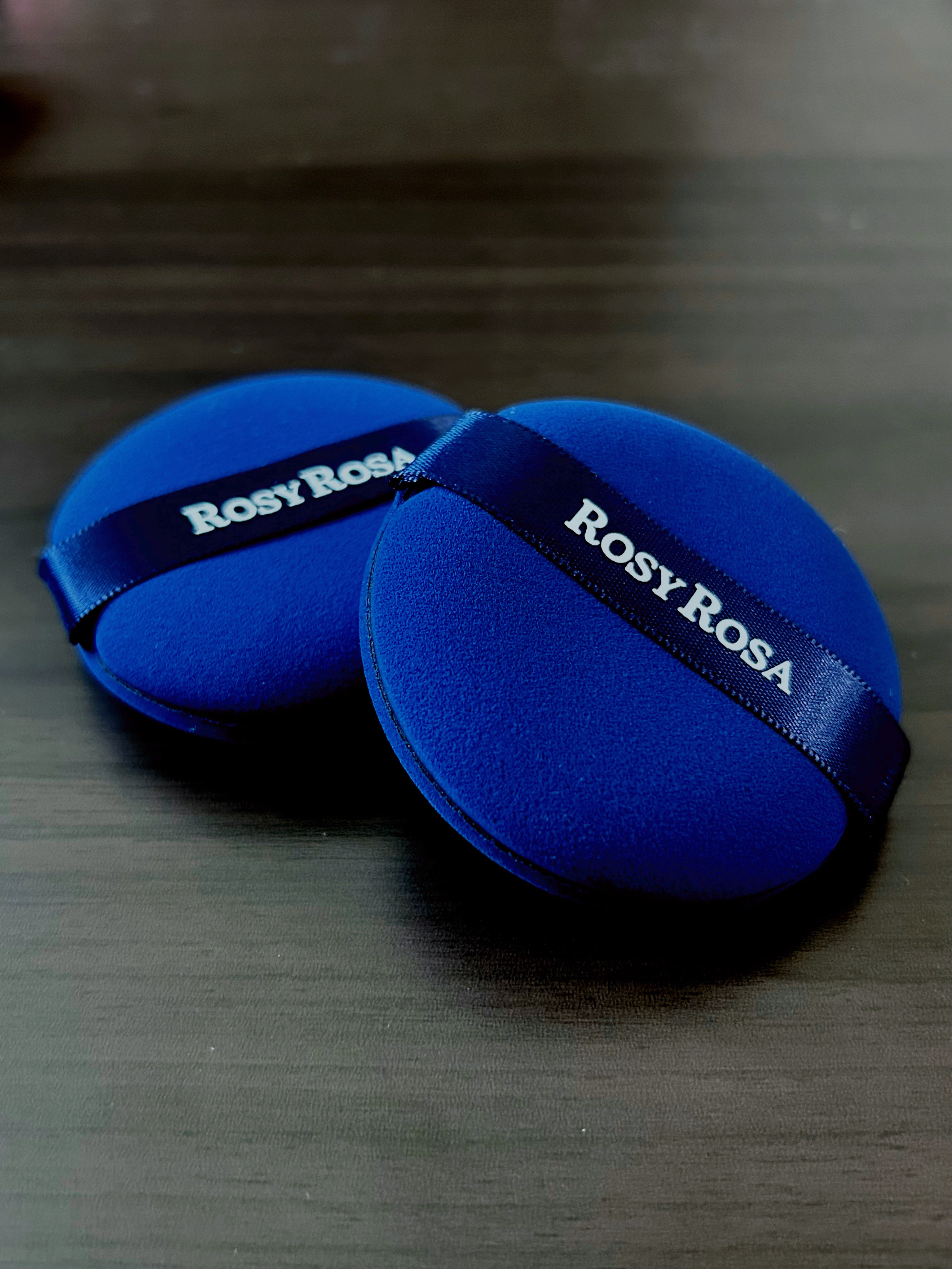 

限定カラーが素敵すぎてストックまだあるのに買ってしまった🫢


【使った商品】

ロージーローザ　マルチファンデパフ 2P
限定色ネイビー


多くの人がお世話になっているであろうパフ
私も例に漏れず愛用しておりますが、
色味が好みド