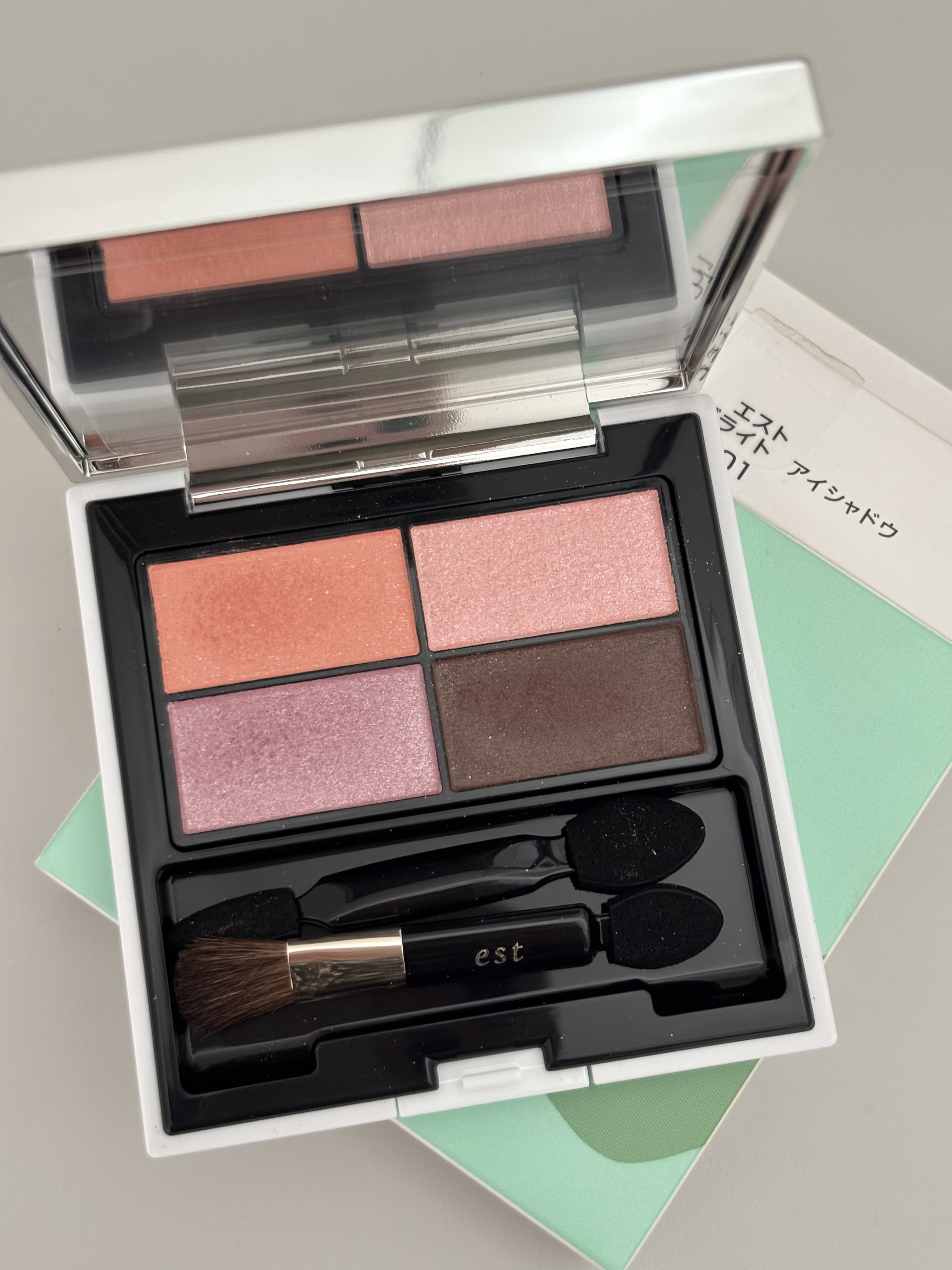 est エスト ノーブル ブライト アイシャドウのクチコミ「est
エスト ノーブル ブライト アイシャドウ
01kindness

優しい色味✨️

左.....」（1枚目）