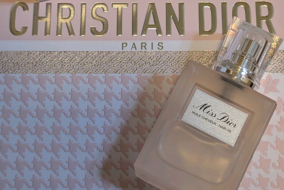 📍Dior
🎗ミス ディオール ヘア オイル🎗

ミスディオールの香りの
ヘアオイル🫶

香水好きだけれど、
香害になるのも嫌だし
基本的に
お風呂上がりとか
寝る前に
自分が香りを楽しむために
香水を使うパターンが多くて。

それ