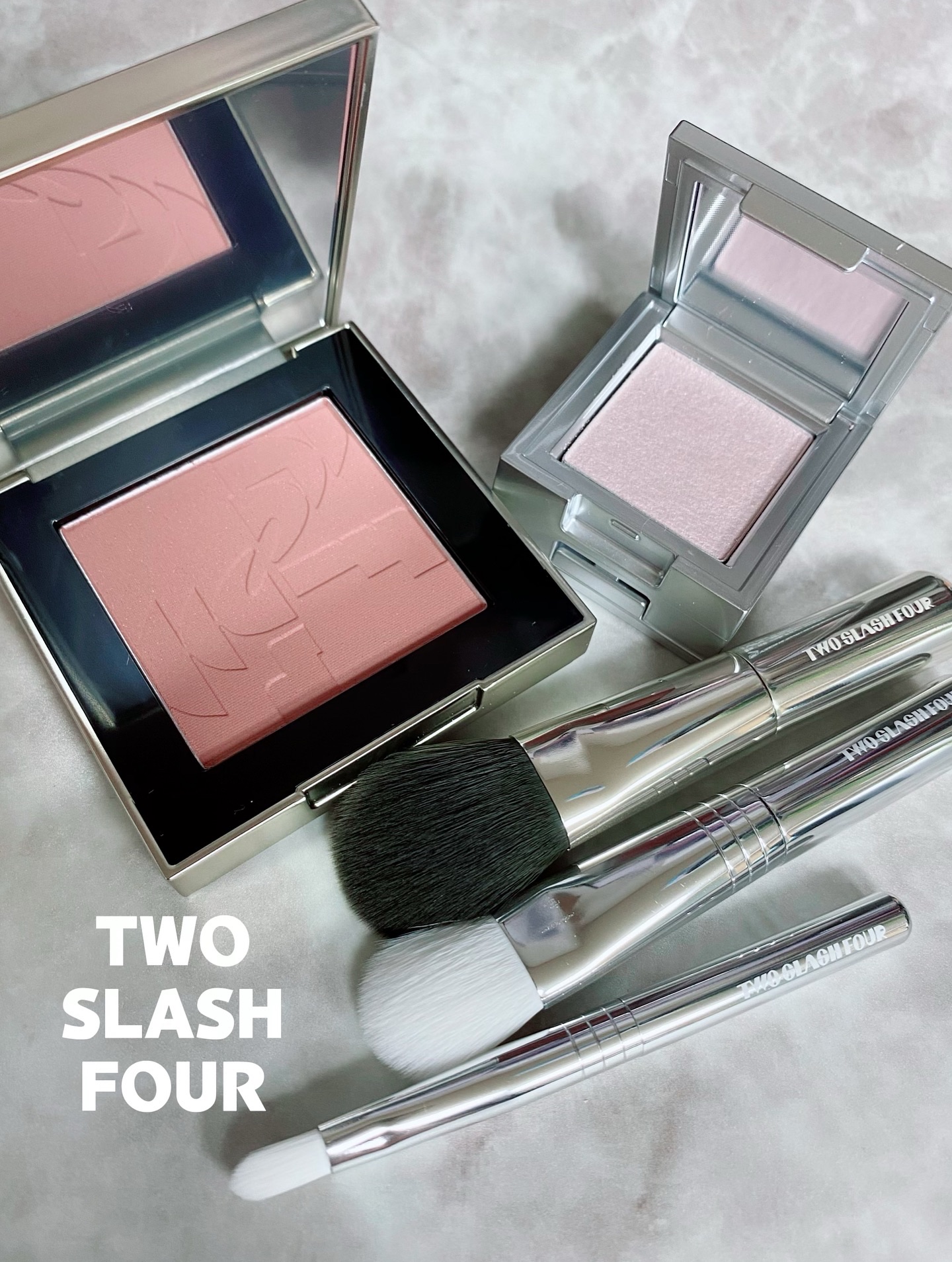 最近お気に入りのブランド
TWO SLASH FOUR by RISABAEの新作！

◆オールオーバーフェイスブラッシュ
　新色「バーンピンク」
◆ストロービングフェイスキューブ
「パープル」
（専用ブラシ 各1本付き）

韓国の人気美容