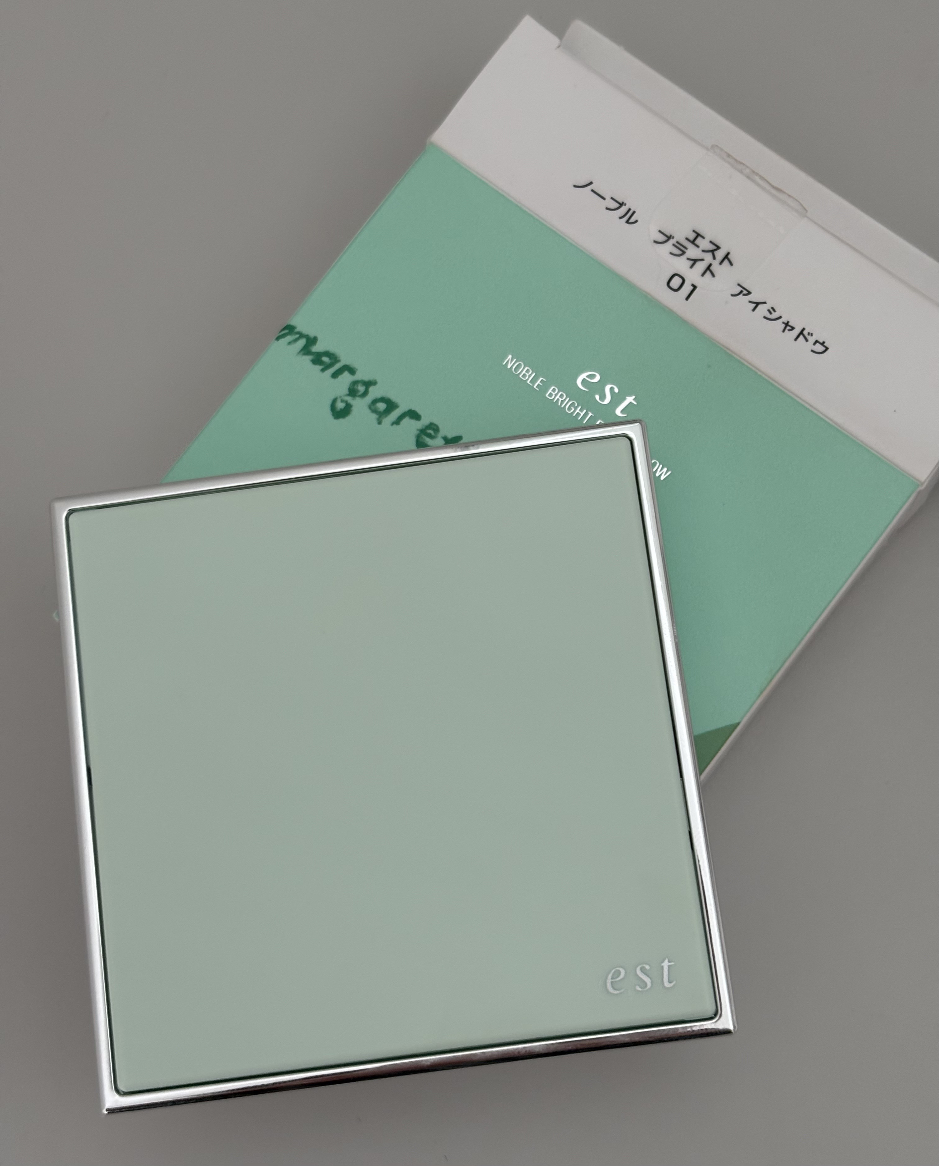 est エスト ノーブル ブライト アイシャドウのクチコミ「est
エスト ノーブル ブライト アイシャドウ
01kindness

優しい色味✨️

左.....」（2枚目）