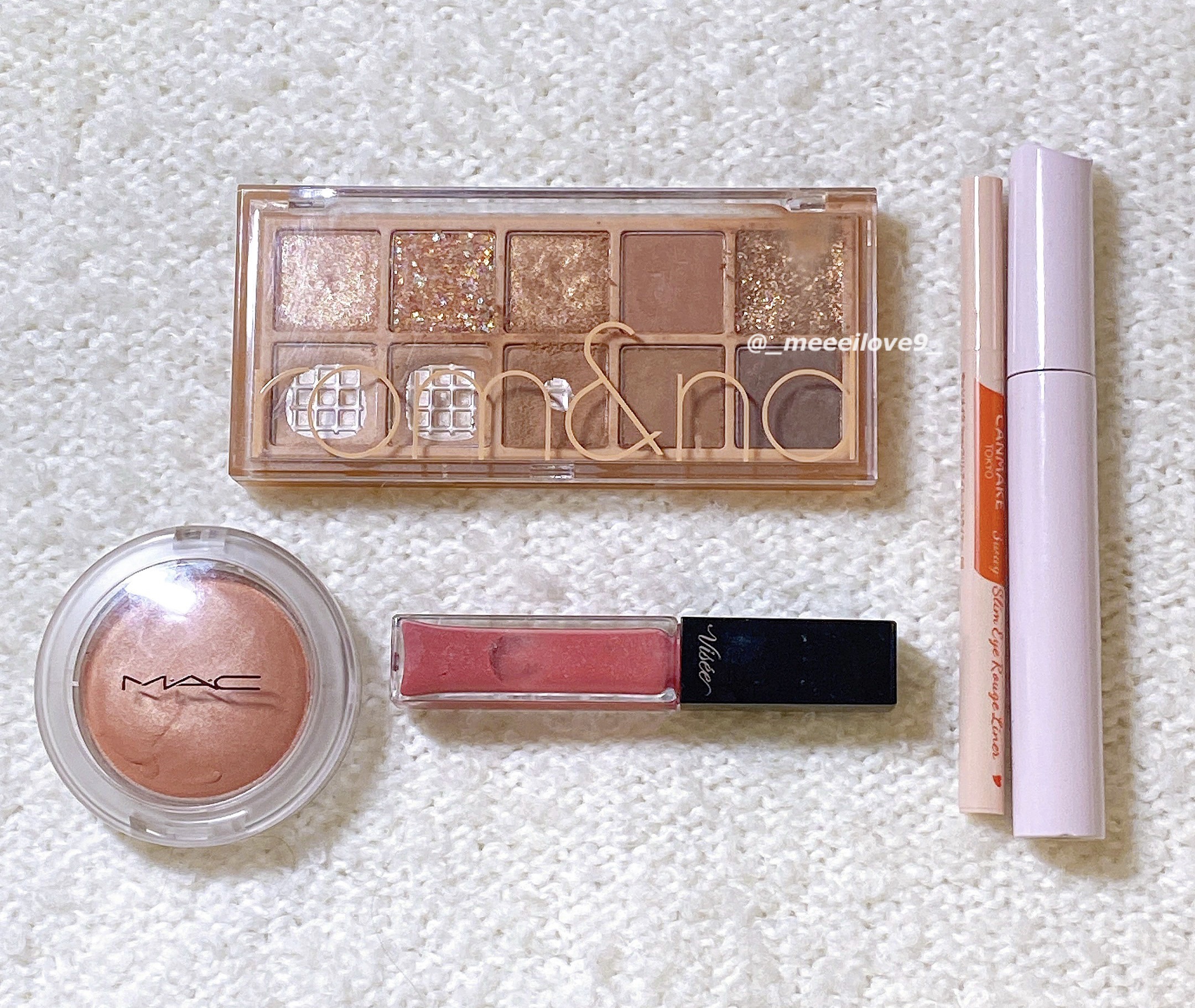 【最近の毎日メイク🤎】
お仕事はラメやグリッター禁止なので
マットのみで完成させるようにしてます😗

♡ ロムアンド　ベターザンパレット
02 マボガニーガーデン　　◯イエベ秋◯
マットの薄いブラウンに真ん中の濃いブラウンを重ねる！

