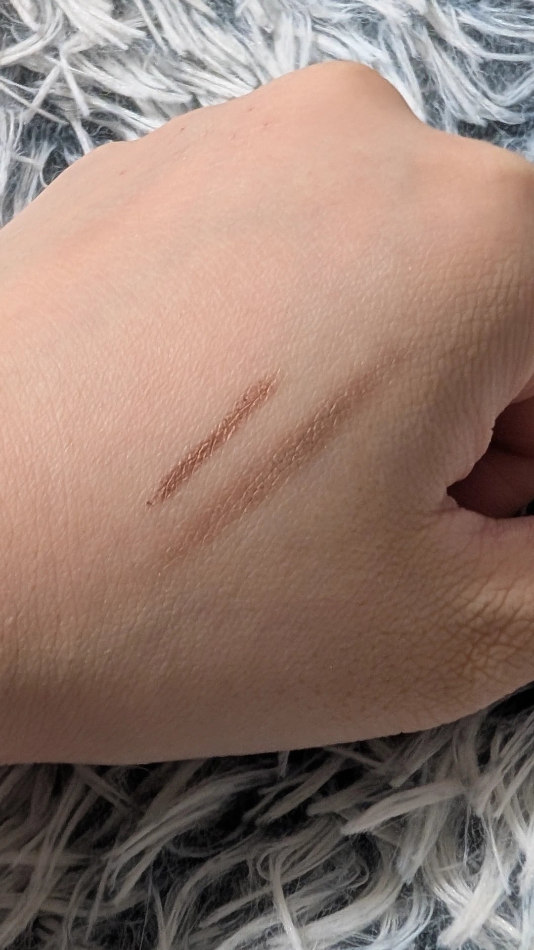 DAISO ＫＭ　ジェルアイライナーのクチコミ「するする描ける
伸ばしやすいし時間経てば密着感あり
伸ばさなくても密着感があって時間経てばその.....」（2枚目）