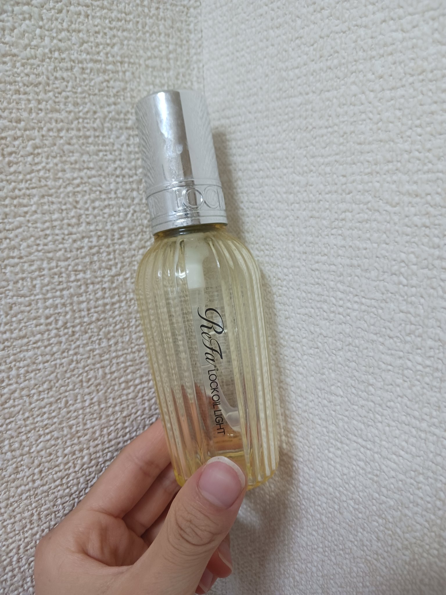 ReFa  リファ ロックオイルライト

｢ライト｣と記載されているように軽めのオイルです。
テクスチャーも水っぽいかも💧

私は使用していてあまり効果を感じなかったです。

別にアイロンの持ちも良くならないし、なんならオイル特有のベトベ