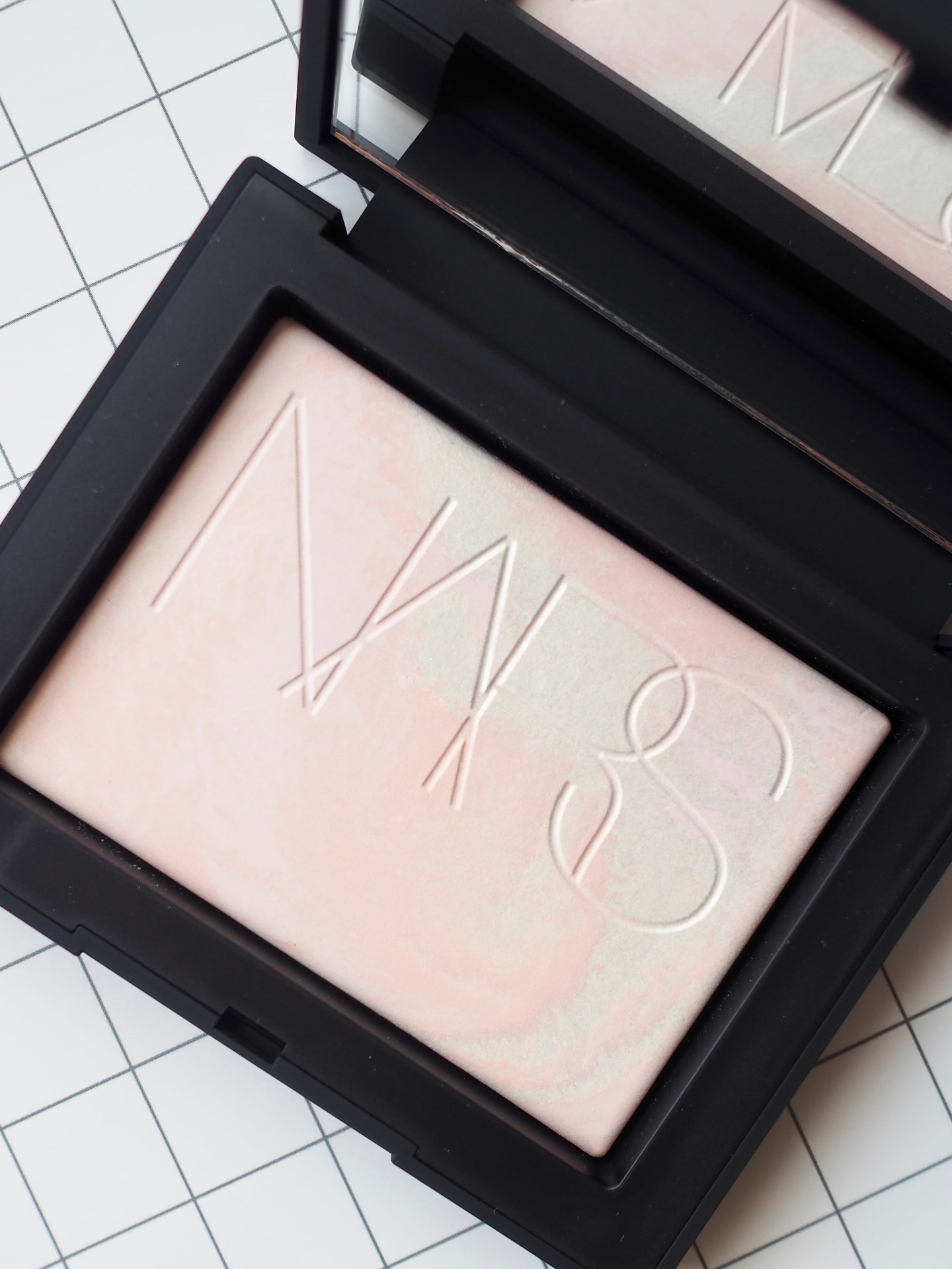 ライトリフレクティング プリズマティックパウダー/NARS/プレストパウダーを使ったクチコミ（2枚目）