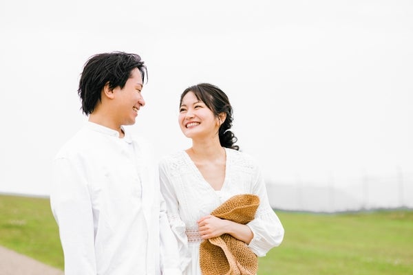 歩いている男女