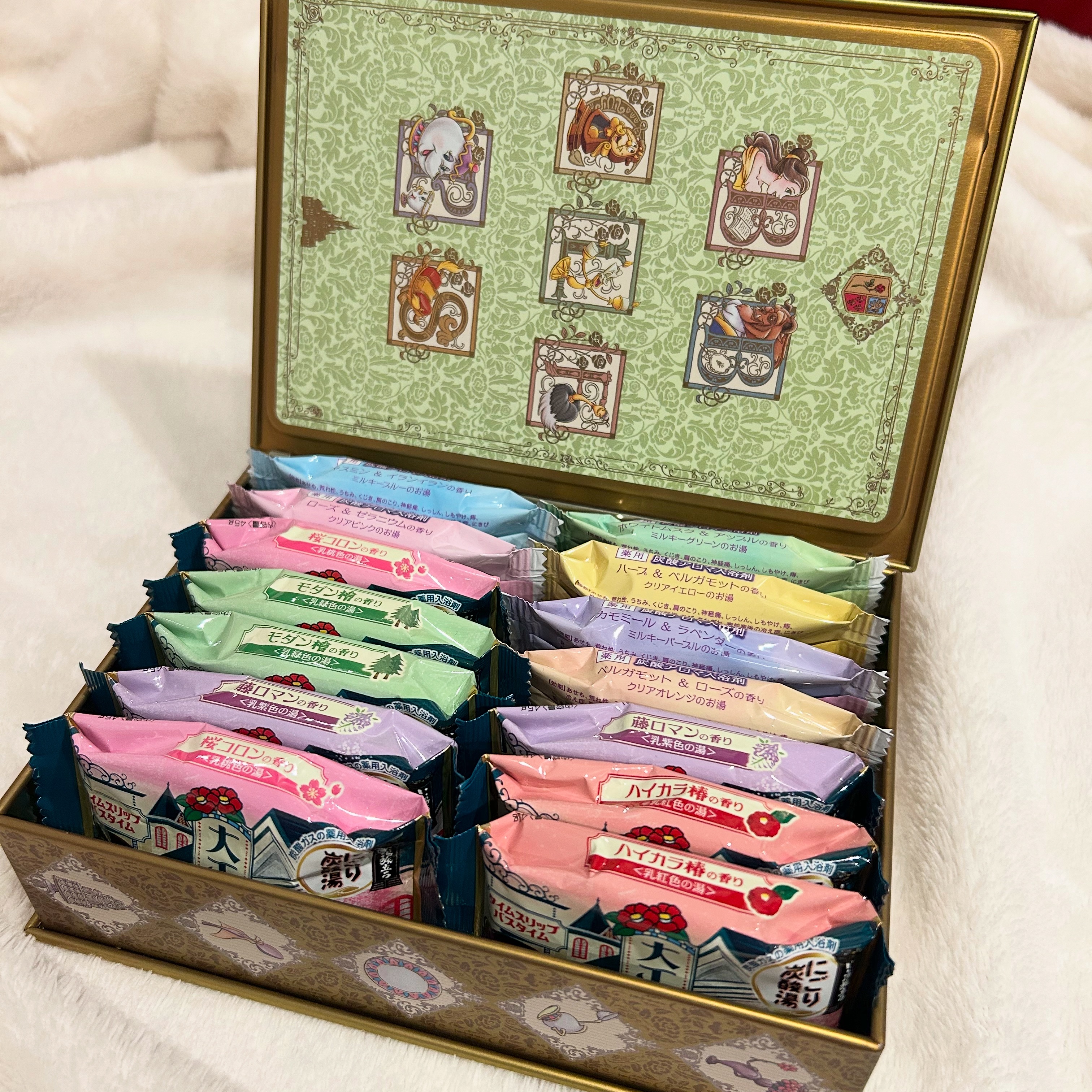 
ディズニーのお土産で買った美女と野獣の缶に
お気に入りの入浴剤を詰めて何の香りか一目でわかるようにした☺️✨



