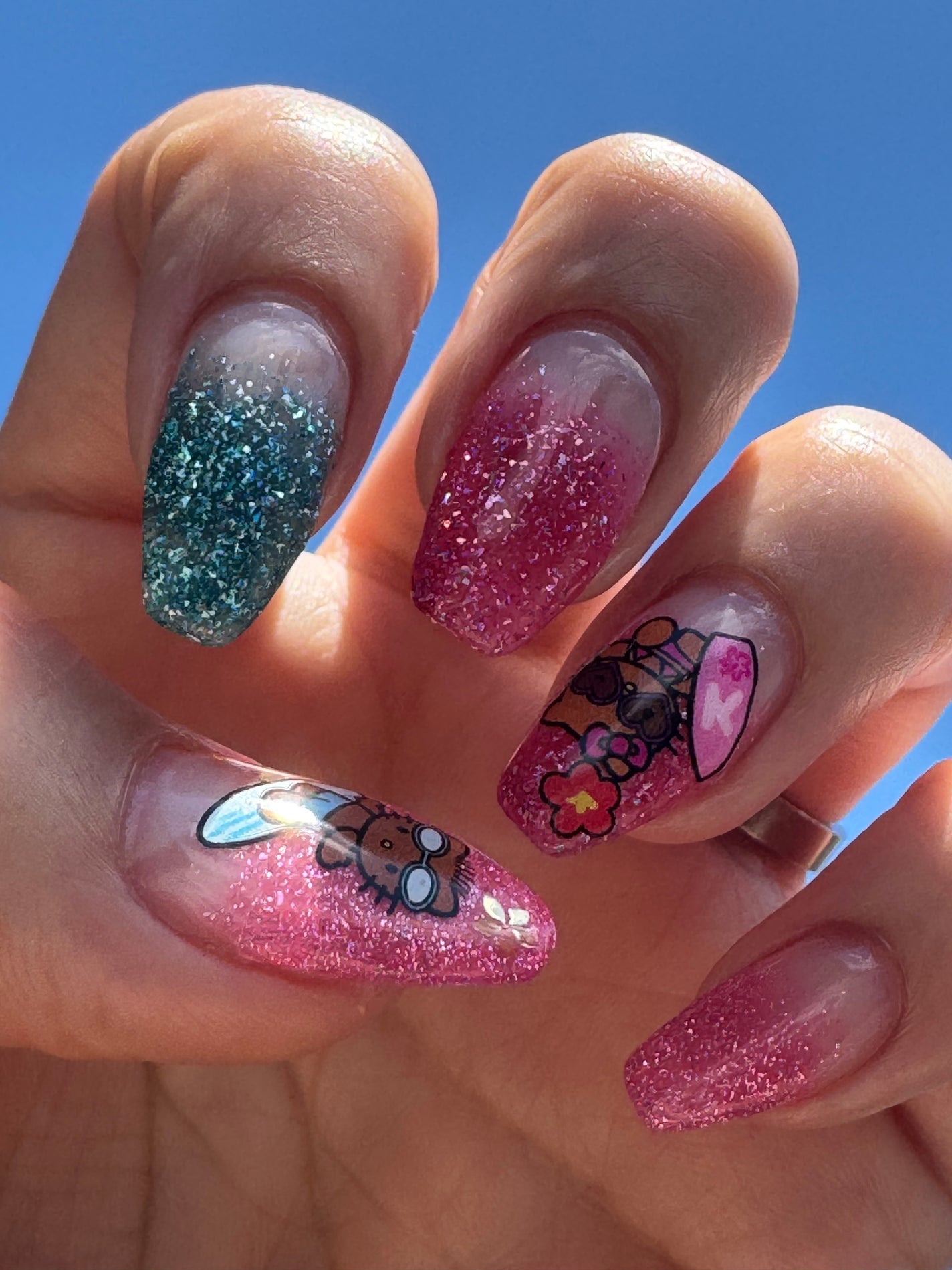 jyuuuu🦈𓂃𓈒𓏸︎︎︎︎ on LIPS 「こんにちは🌞今回のネイルは派手め🌺ここまで派手にしたの初めてか..」(1枚目)