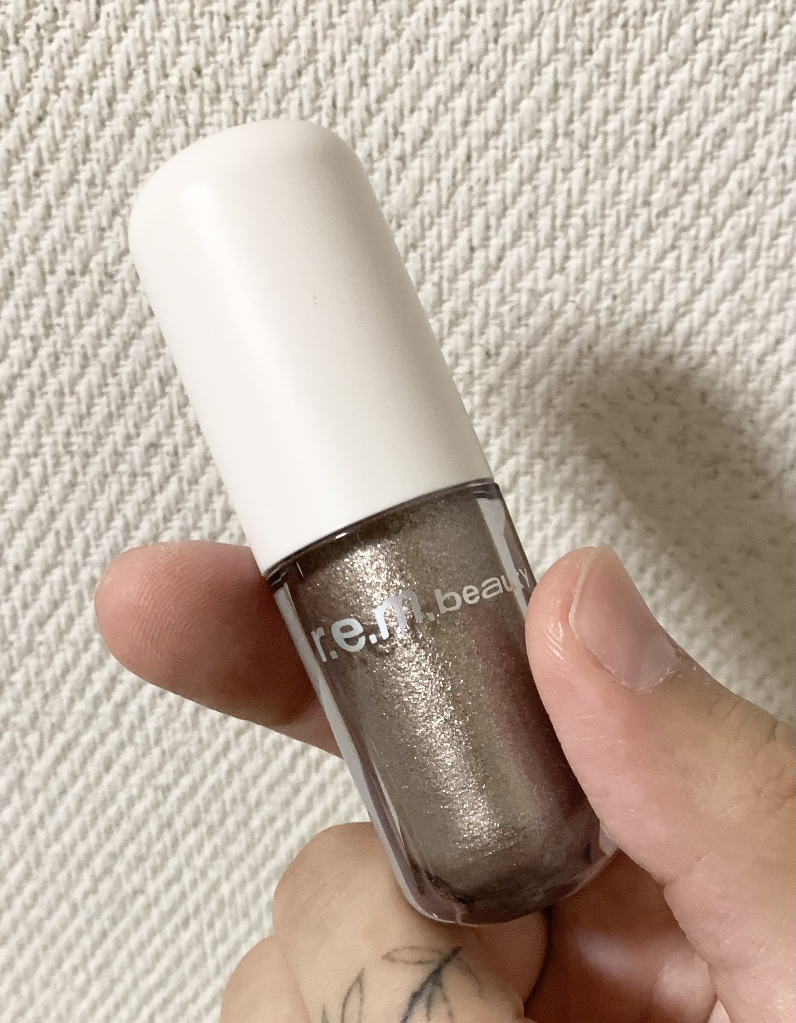 r.e.m.beauty　lustrous liquid eyeshadowです
カラーはhoroscopeになります


こちらはアリアナ・グランデのプロデュースコスメブランドで、
日本では未発売😭

ウィキッドを見に行って以来アリアナ