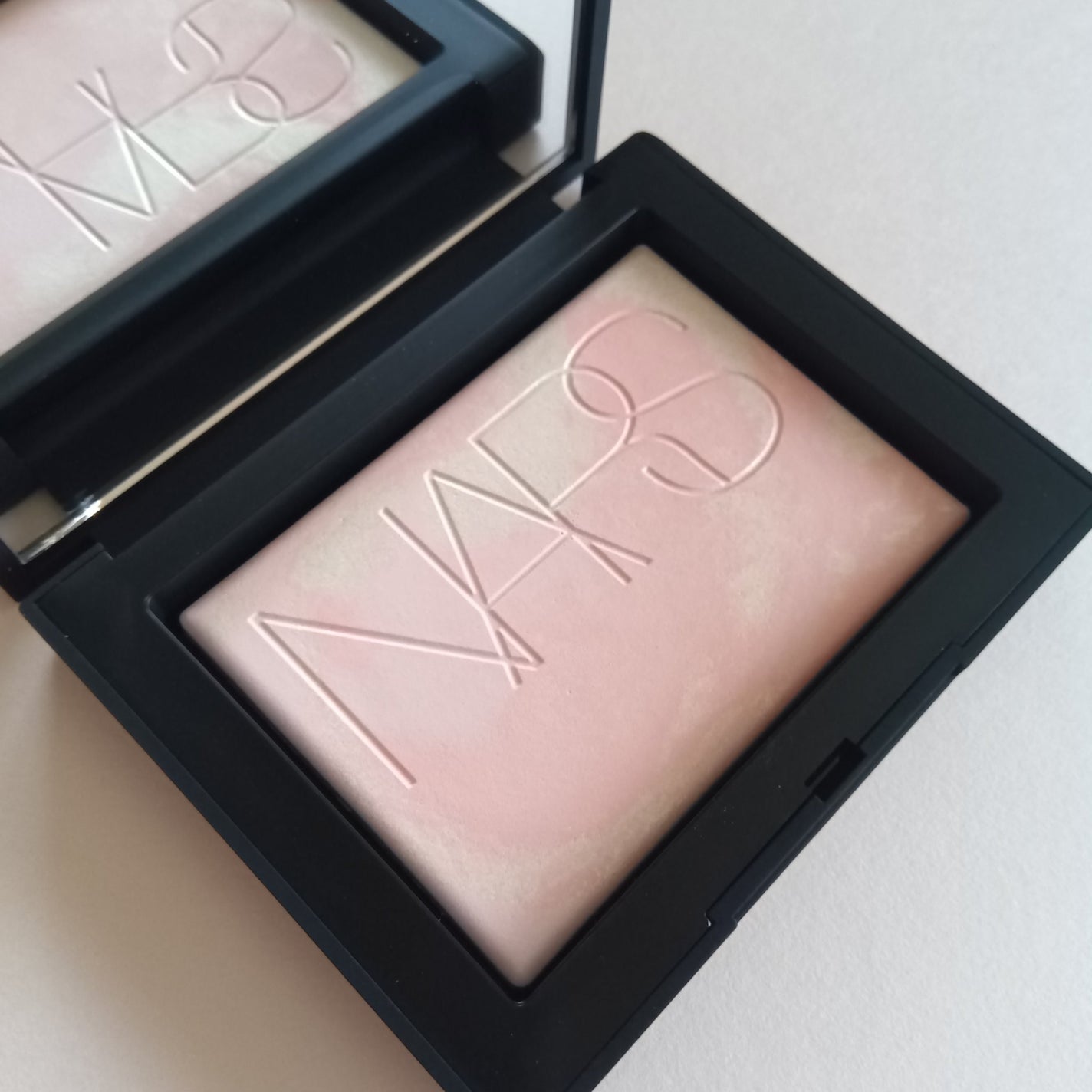 ライトリフレクティング プリズマティックパウダー/NARS/プレストパウダーを使ったクチコミ(3枚目)