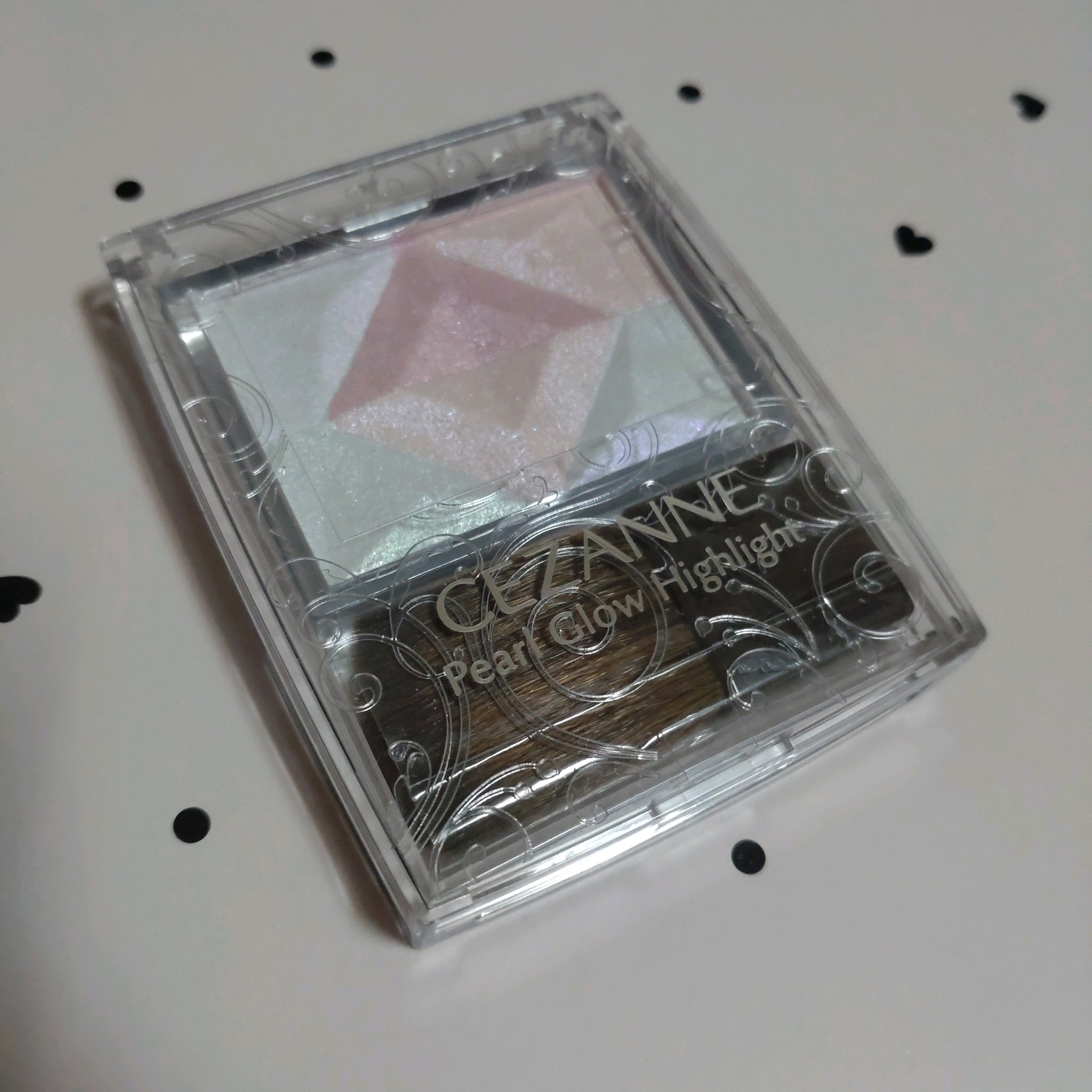 青ラメ最&高

取る部分によって色が違うので、混ぜずに使ってることが多いかも🤔1個で5色？使えるの凄い
気に入りすぎてストック&参考にさせてもらってる女の子にもおすすめしたけど買えたのかな…

私は何故かセザンヌコーナーの棚の下の方でそっ