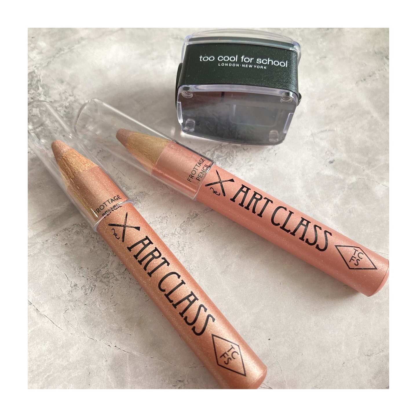 アートクラス フロッタージュペンシル #17 Taro Chiffon(タロシフォン)/too cool for school/スティックアイシャドウを使ったクチコミ（1枚目）