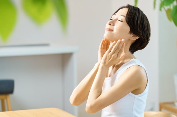 顔を上げる女性
