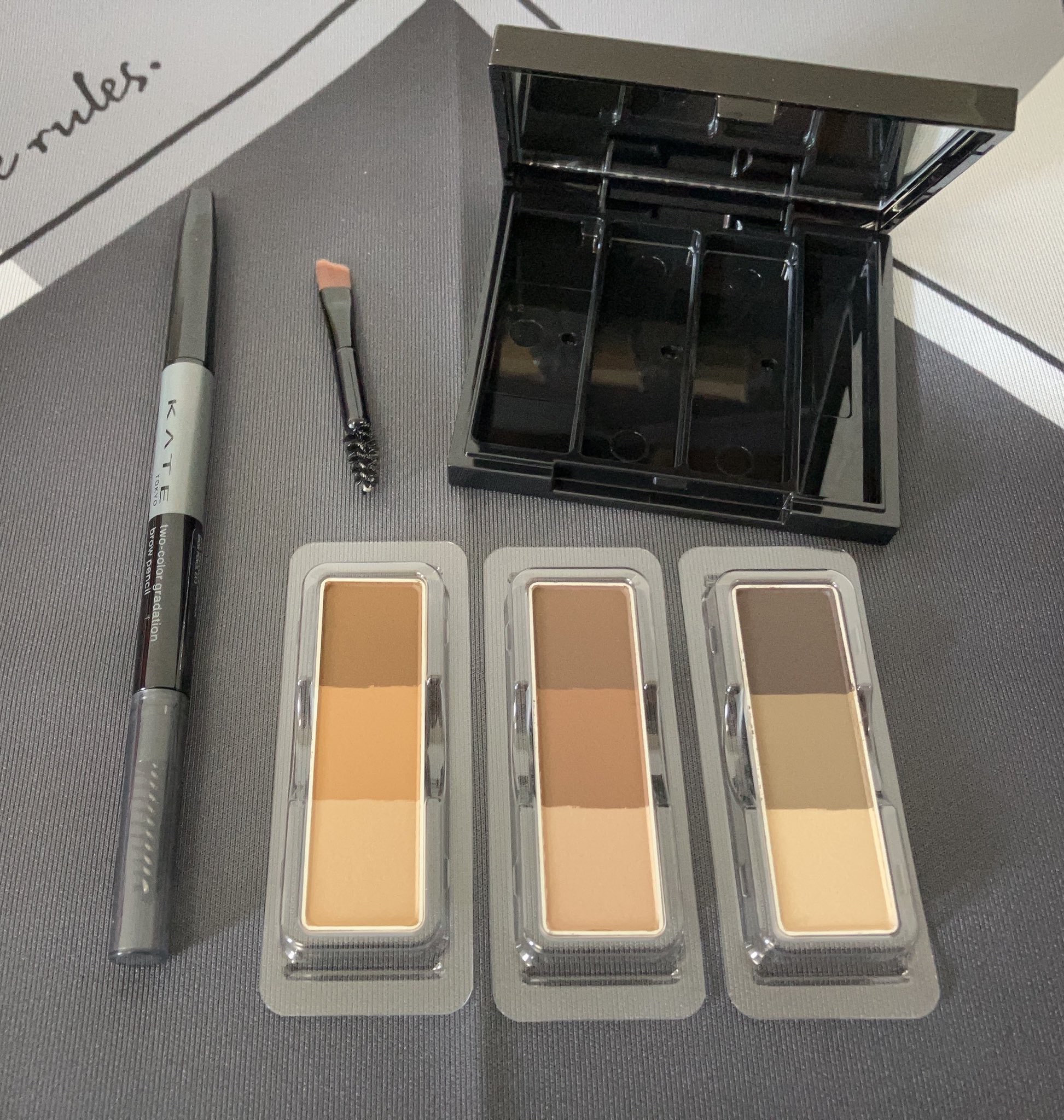 ケイト デザイニングアイブロウ3D/KATE/パウダーアイブロウを使ったクチコミ（2枚目）