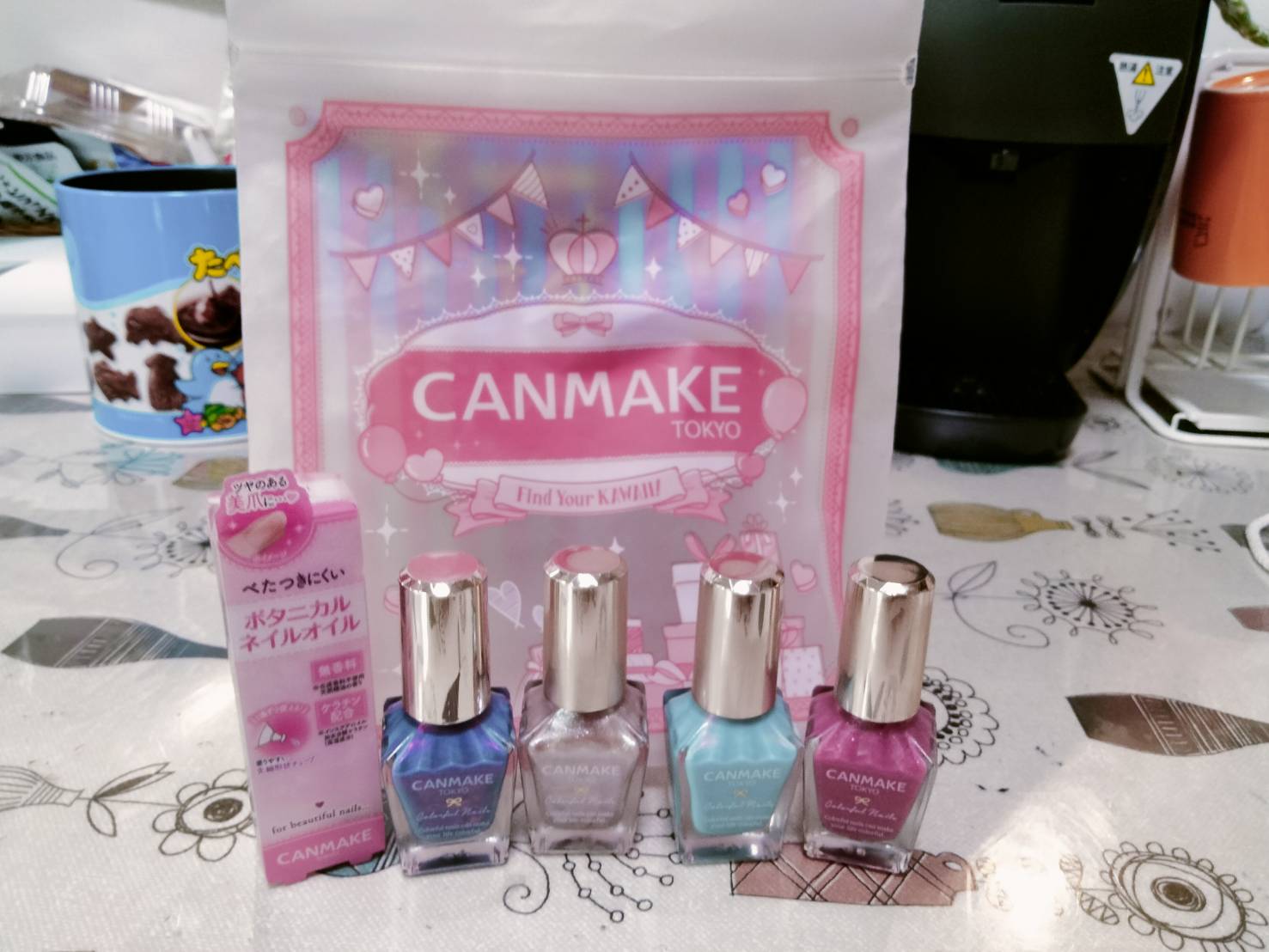 めちゃくちゃ暑い日に、がんがんクーラーきかせてネイルをゆっくり塗るのがしあわせ―！
好みの色ばかりなのでどれを塗ろうと考えるのも楽しいです。