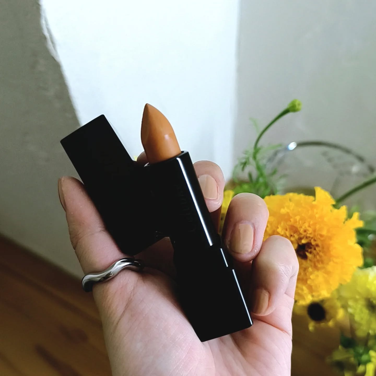 ▫Celvoke ディグニファイド リップス 23 シアーサンド

ほんのり透けるような発色と、やわらかなツヤ感がおしゃれなオレンジベージュ
黄み寄りのニュアンスカラーで、これ1本で抜け感メイクにも、他のリップに重ねてニュアンスチェンジにも