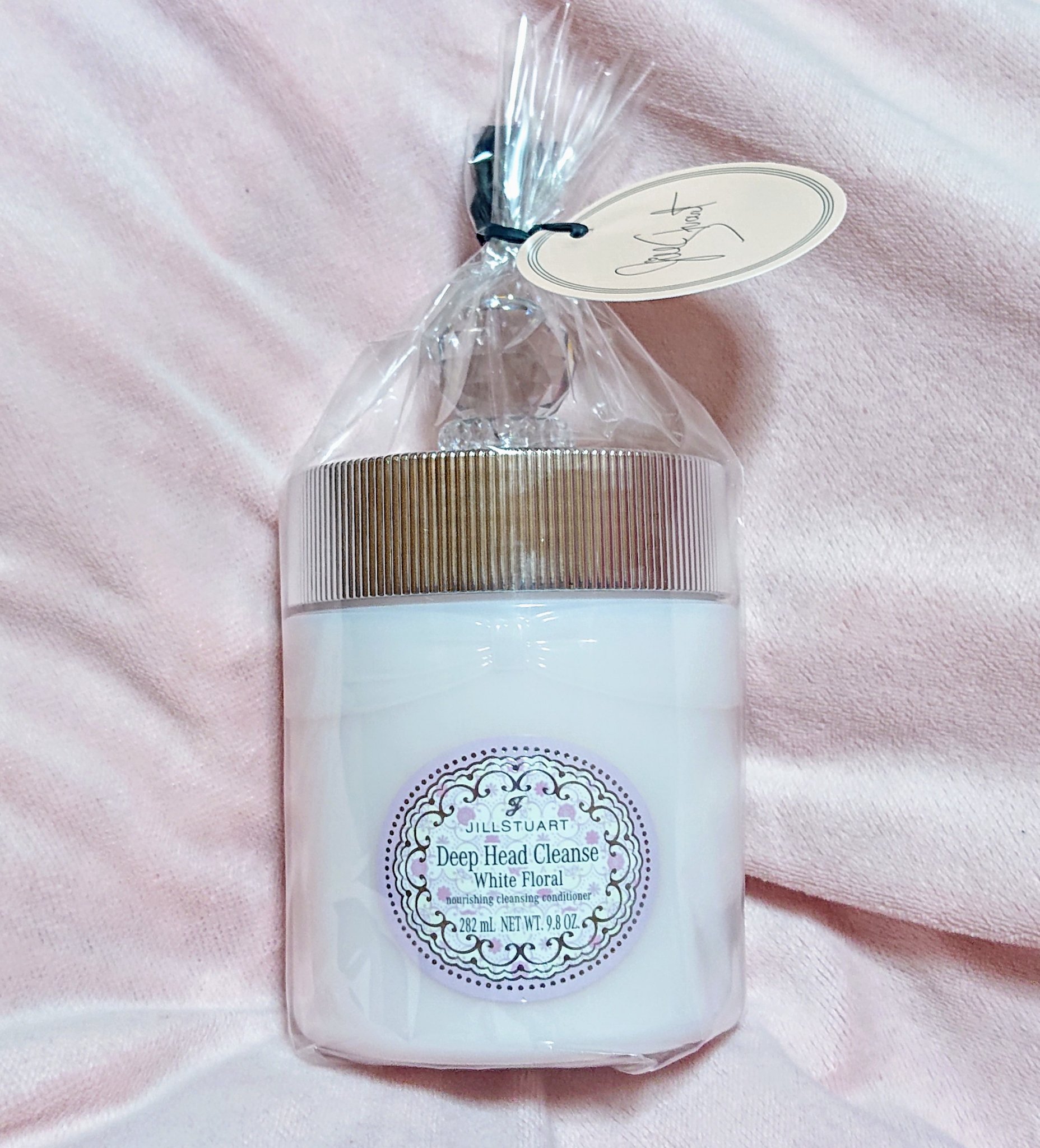 JILLSTUARTで相方が男友達とオソロっちで香水を買った。なんで男二人でお揃いやねん……と思ってたら、この香りのクリームシャンプーありますよ、とBAのお姉さんが言った。
ください！買います！
それは、少しの意地でもあった……
メッッチャ