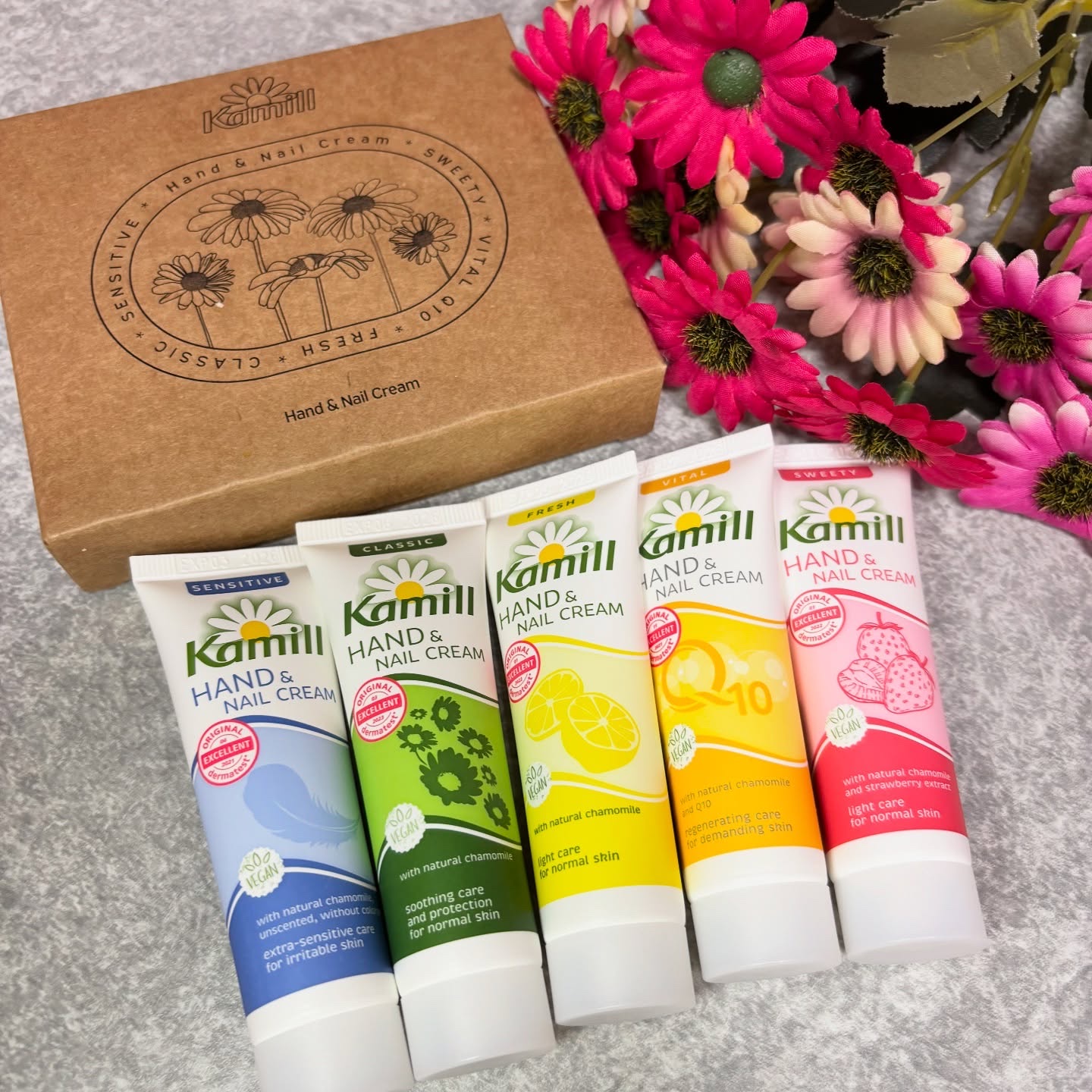 カミール様のプレキャンに当選して
ハンド&ネイルクリーム5種セットを
いただきました🌈✨

投稿がとても遅くなってしまいました🙇‍♀️💦

カミールはドイツ生まれのブランド🇩🇪
厳しい基準をクリアしたハンドクリームが
手肌にしっと