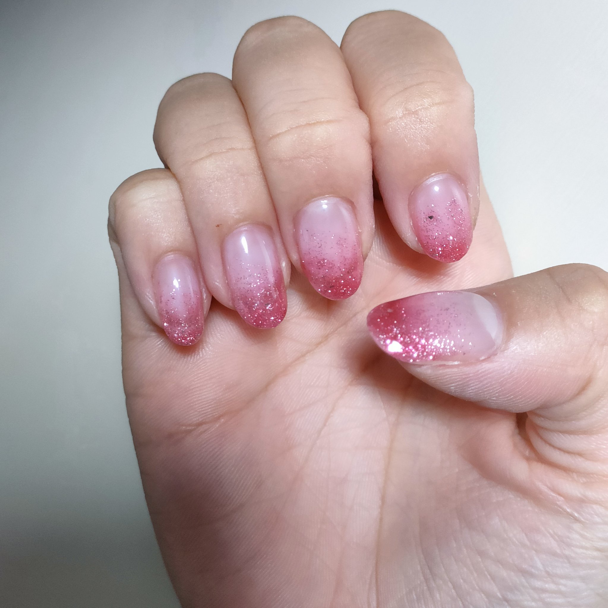 ラメグラ〜💅
ピンクが濃いかな？と心配したけど、可愛くて安心🙏


 #推し成分で乗り切る夏  #海映えラメネイル 