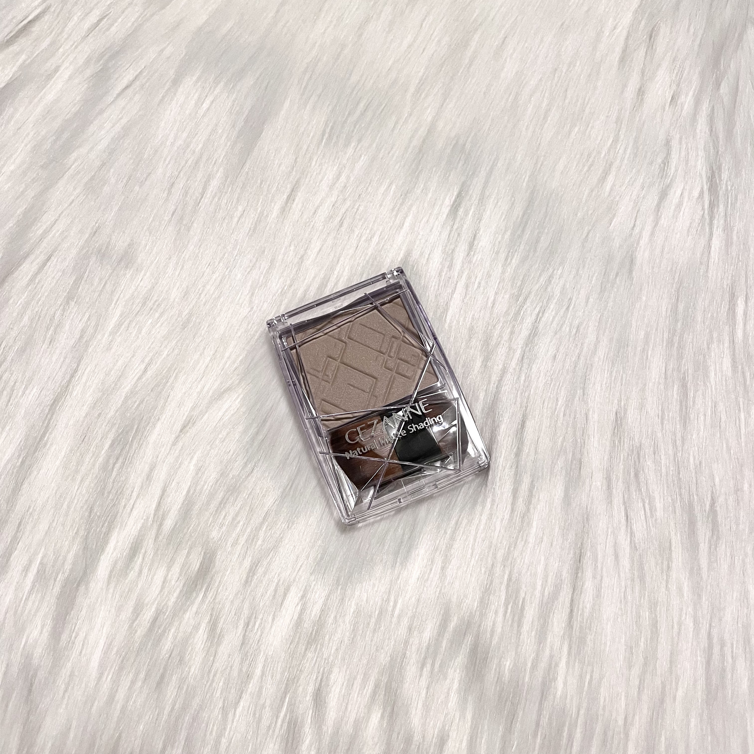  ✍🏻⌇CEZANNE ナチュラルマットシェーディング 01 ウォームトーン

疑似影色を仕込んでバレずに自然な小顔を叶えるシェーディング。影の色であるグレーを足すことで、ブラウンよりも馴染むのにしっかり陰影＆小顔印象に。

- - - 