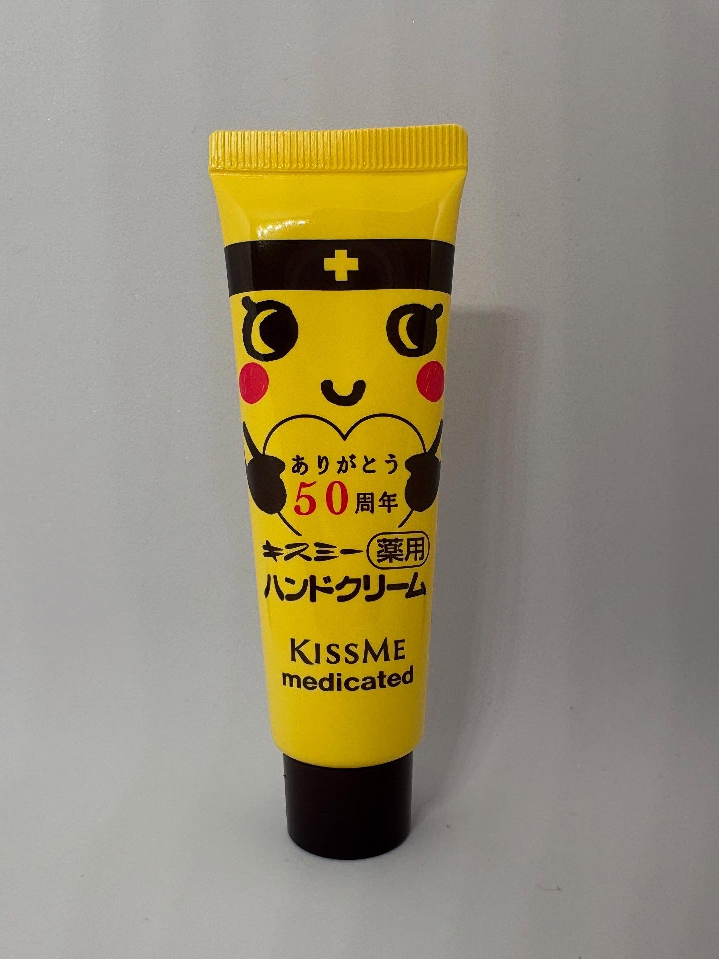 ✨50周年おめでとう✨
長年愛されてきた【キスミー薬用ハンドクリーム】から、
50周年を記念した特別デザインが登場しました💛

しっとりするのにベタつかないテクスチャーで、
水仕事の後や乾燥が気になる季節も手肌をやさしく守ってくれます🤲