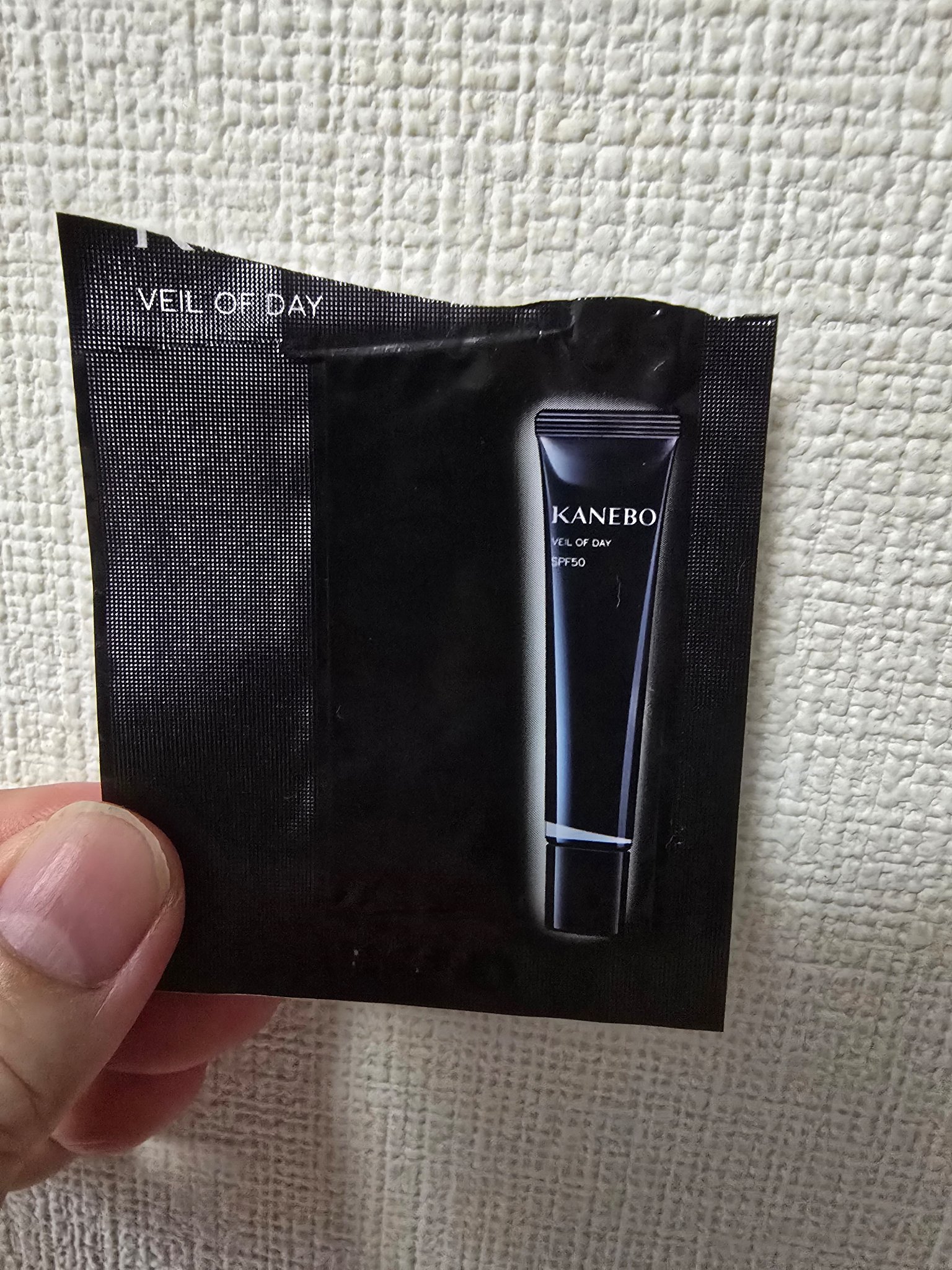 サンプル消化しましたm(_ _)m

こちらのカネボウ大好き過ぎて現品購入済です❤

サンプルあったので使いました‼️

気しまないから頼れる日中用美容液☺️
顔って動きますよね🙂
欠伸したり笑ったり汗かいたり洗顔したりと表情筋をよく使い