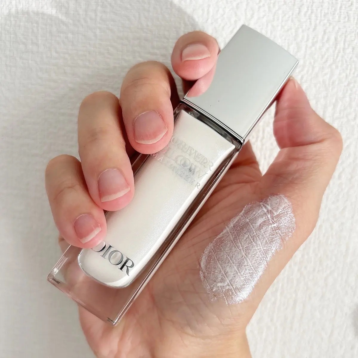 Dior スキンフォーエヴァーグロウマキシマイザー 012パーリー

顔キラッキラにさせたいときによく使うハイライト🤍
ラメがザクザク入っててラメ好きにはたまらない🥺
ツヤ感と透明感アップするよ✨️
ちょっと派手さもありつつ、お上品なツ