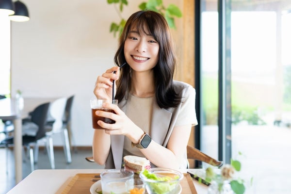 コーヒーを飲む女性