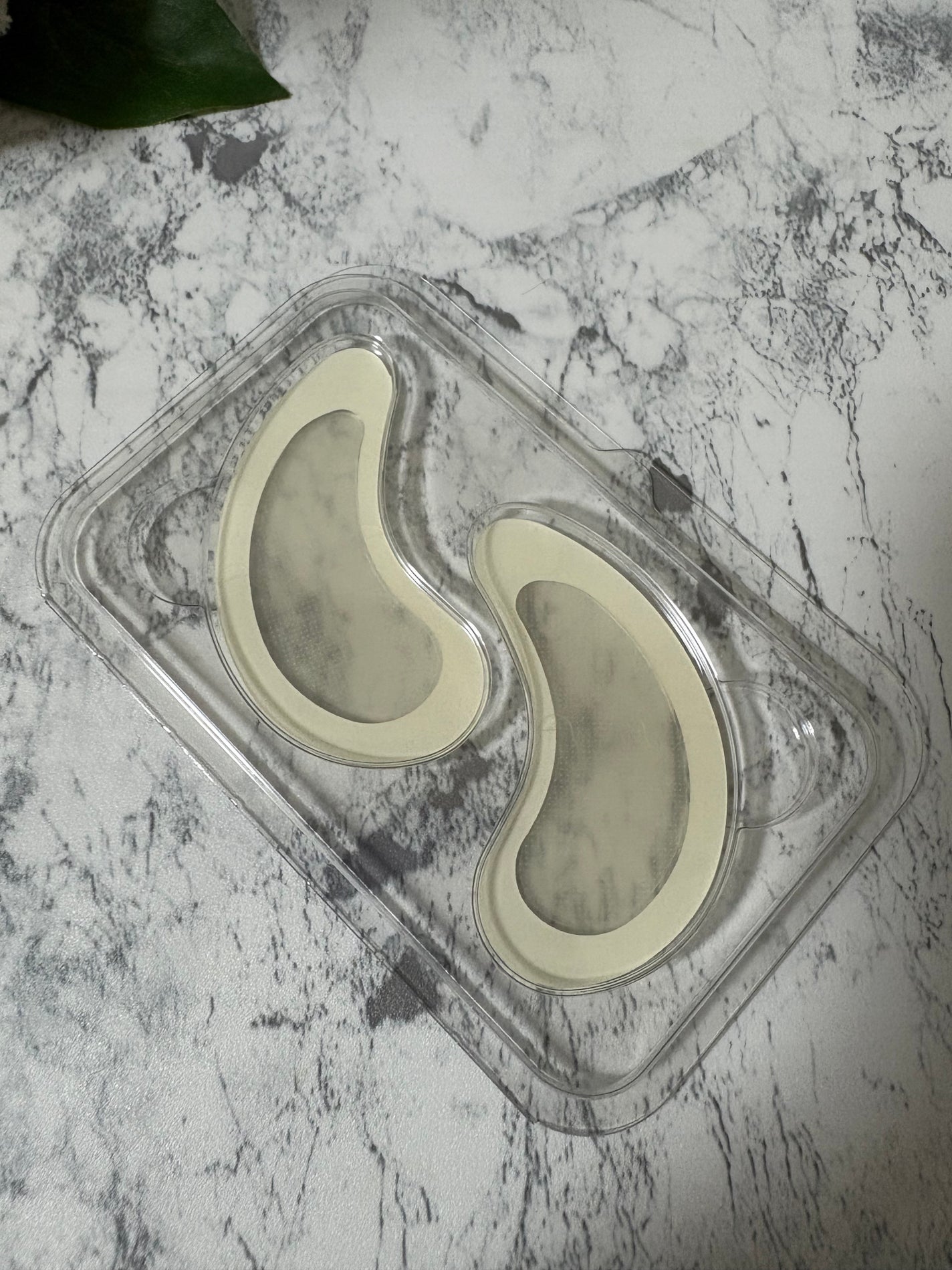 しろこ on LIPS 「目もと集中ケアニードルアイバックリフトをお試しです♪たるみが気..」(4枚目)