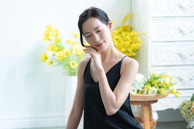 肌に触れる女性