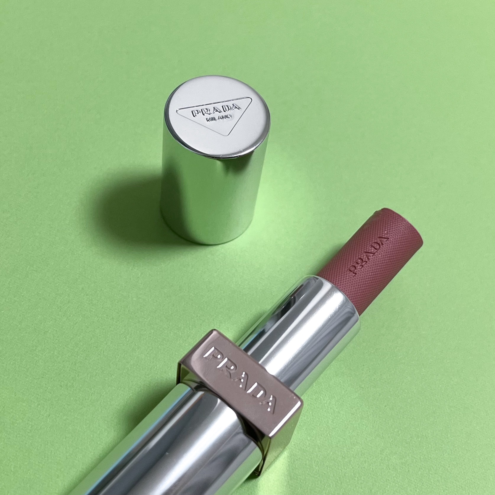 プラダ ライト グローイング リップバーム/PRADA BEAUTY/リップバームを使ったクチコミ（2枚目）