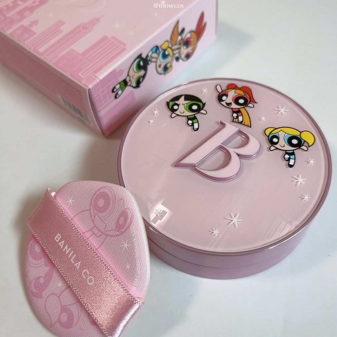 
バニラコの大人気クッションが
PLAZA限定でパワパフとコラボ🫰🏻💗

わたしが使ったピンクパケは
保湿力高めのモイスチャータイプ。
カバー力はオリジナルと遜色ないくらい
しっかりあるのに乾きにくくて◎

より崩れにくいオリジナルの