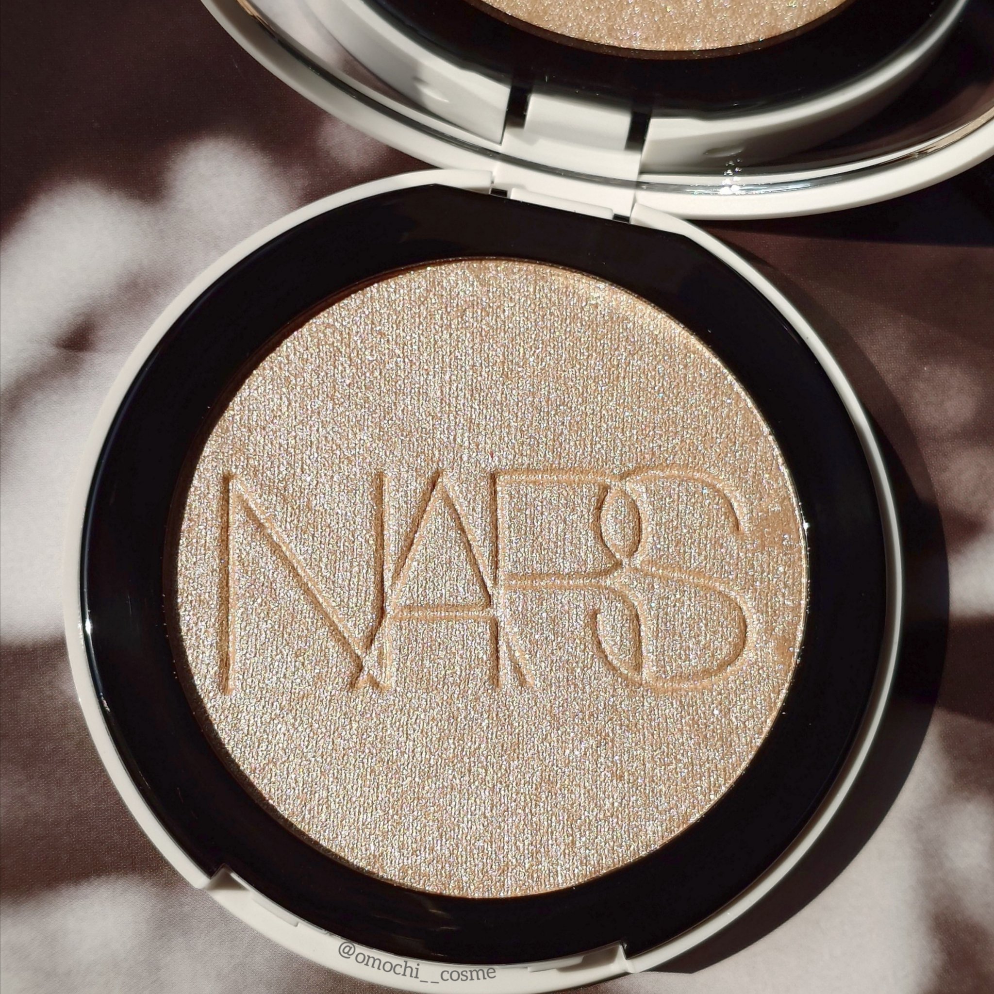 NARS ライトリフレクティング ルミナイジングパウダー/NARS/パウダーハイライトを使ったクチコミ（3枚目）