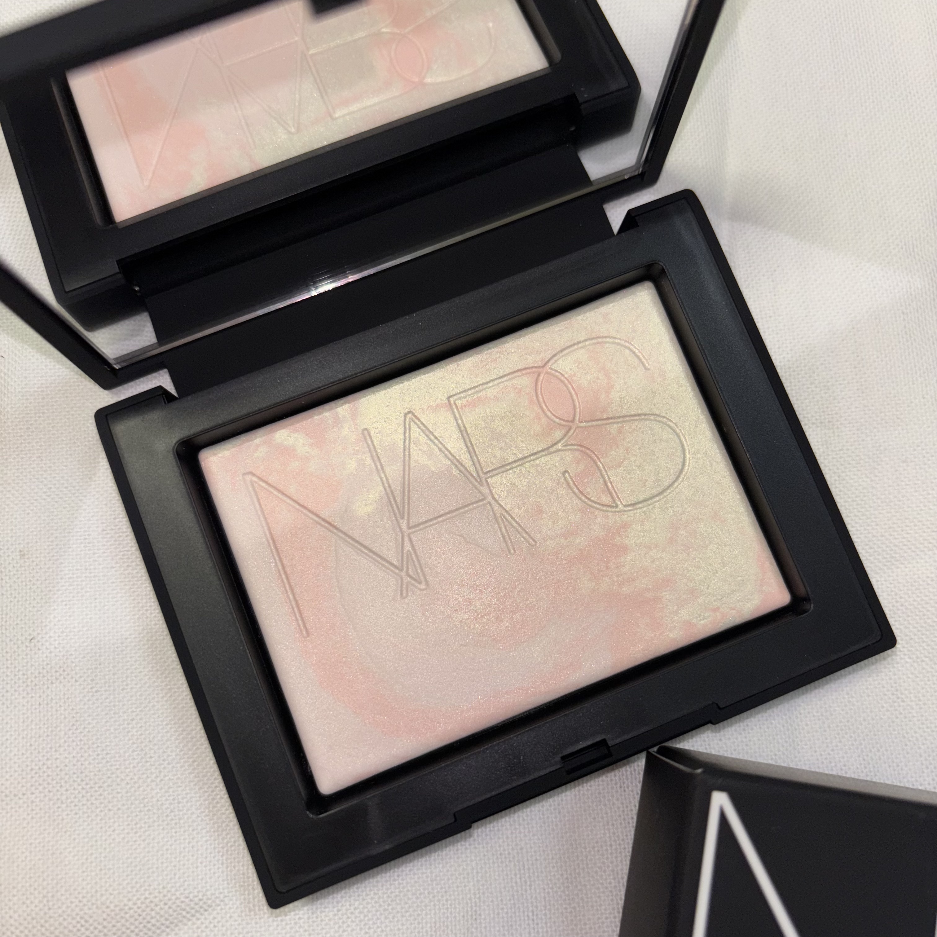 ライトリフレクティング プリズマティックパウダー/NARS/プレストパウダーを使ったクチコミ（2枚目）