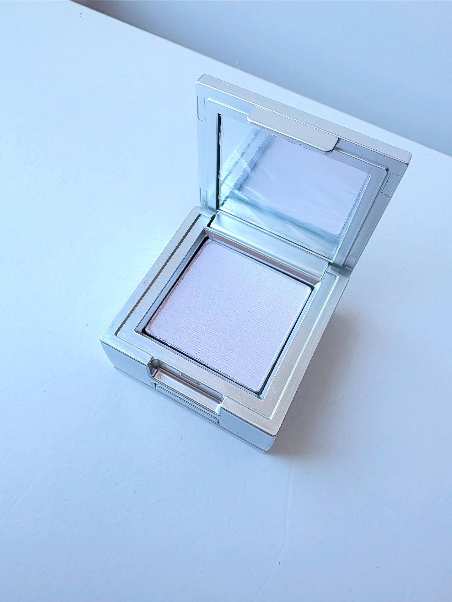 ストロビングフェイスキューブ/TWO SLASH FOUR/ハイライトを使ったクチコミ（3枚目）