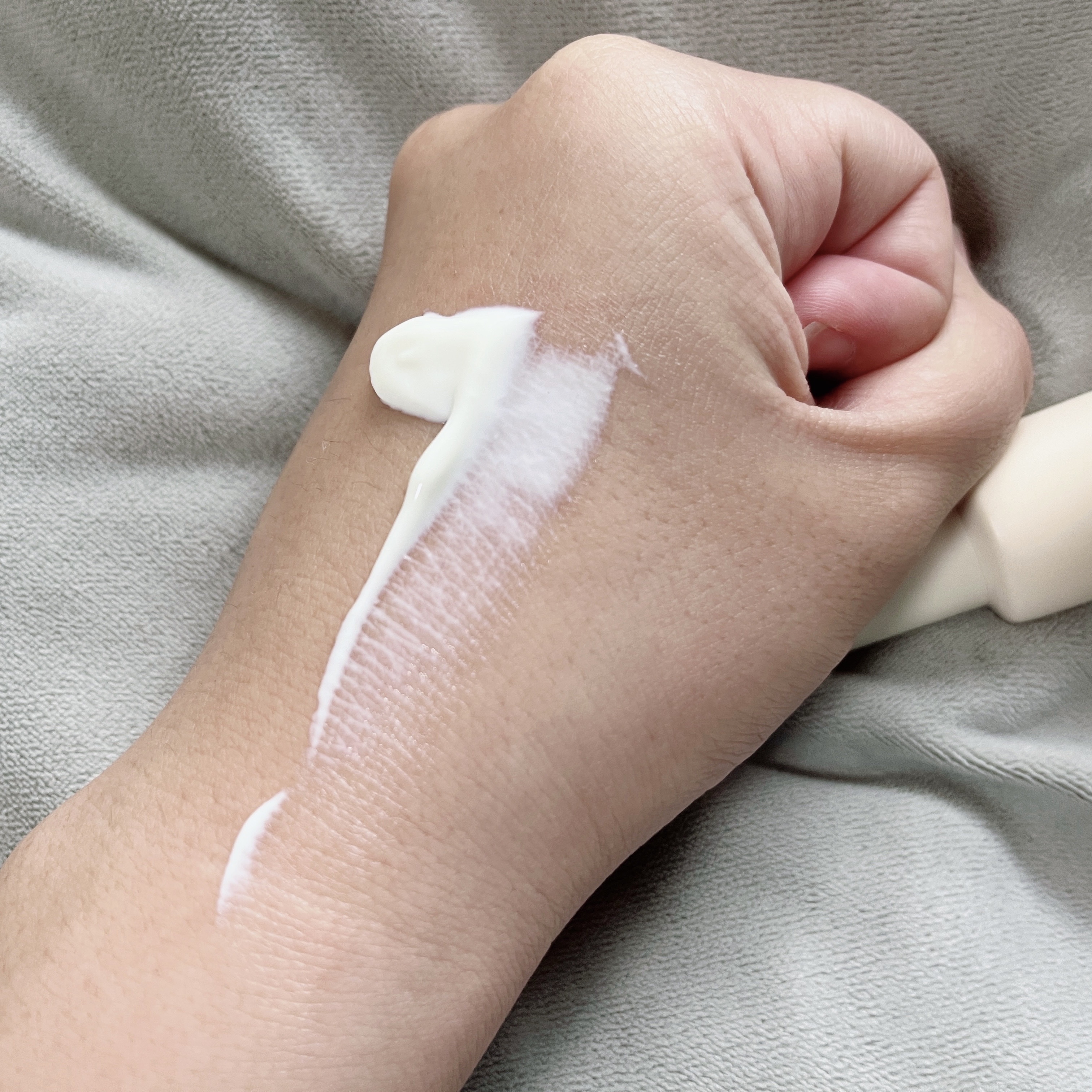 VERAMORE BRIGHTENING GLOWING SUN SERUM/VERAMORE/日焼け止めローションを使ったクチコミ（2枚目）