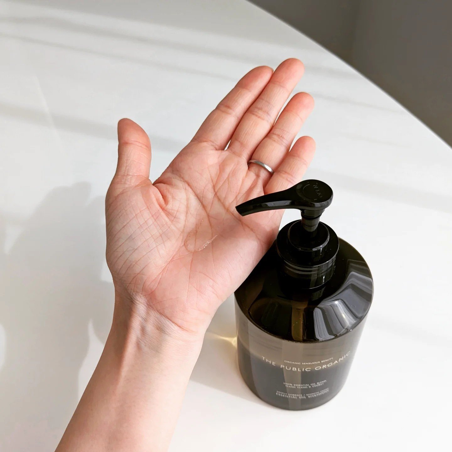 ディープリーエンブレイス スムースモイスト 精油シャンプー/精油トリートメント/THE PUBLIC ORGANIC/市販シャンプーを使ったクチコミ（2枚目）