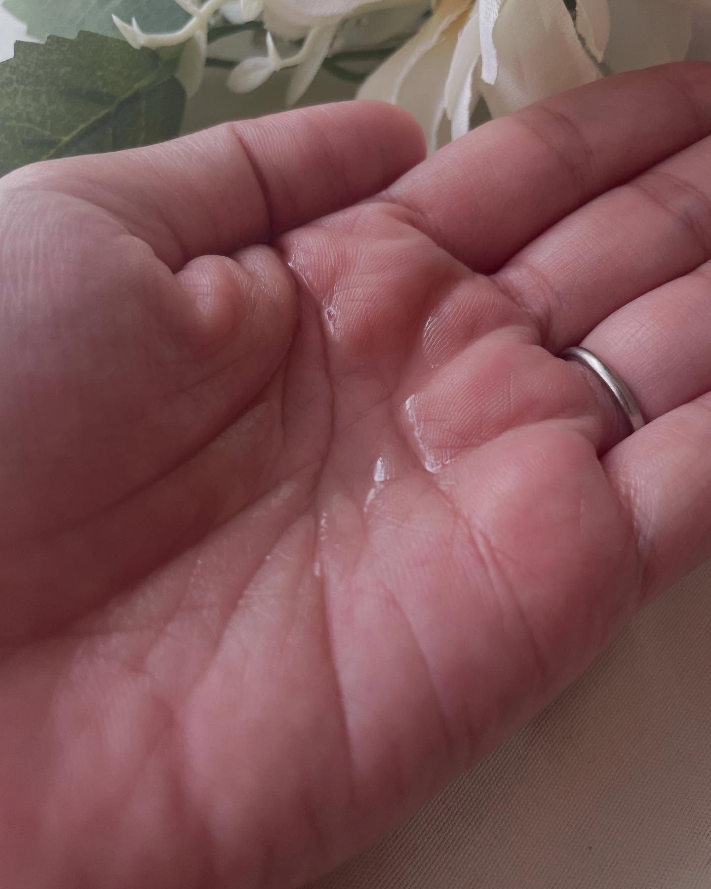 ロウレンス  ロウレンス シャイニングスルーヘアオイル リアンマシェリ（レイヤードモイストタイプ）のクチコミ「ドライヤーやヘアアイロンの熱を味方につけて、指通りのよい髪へと整えるヘアオイル。
華やかな良い.....」（2枚目）