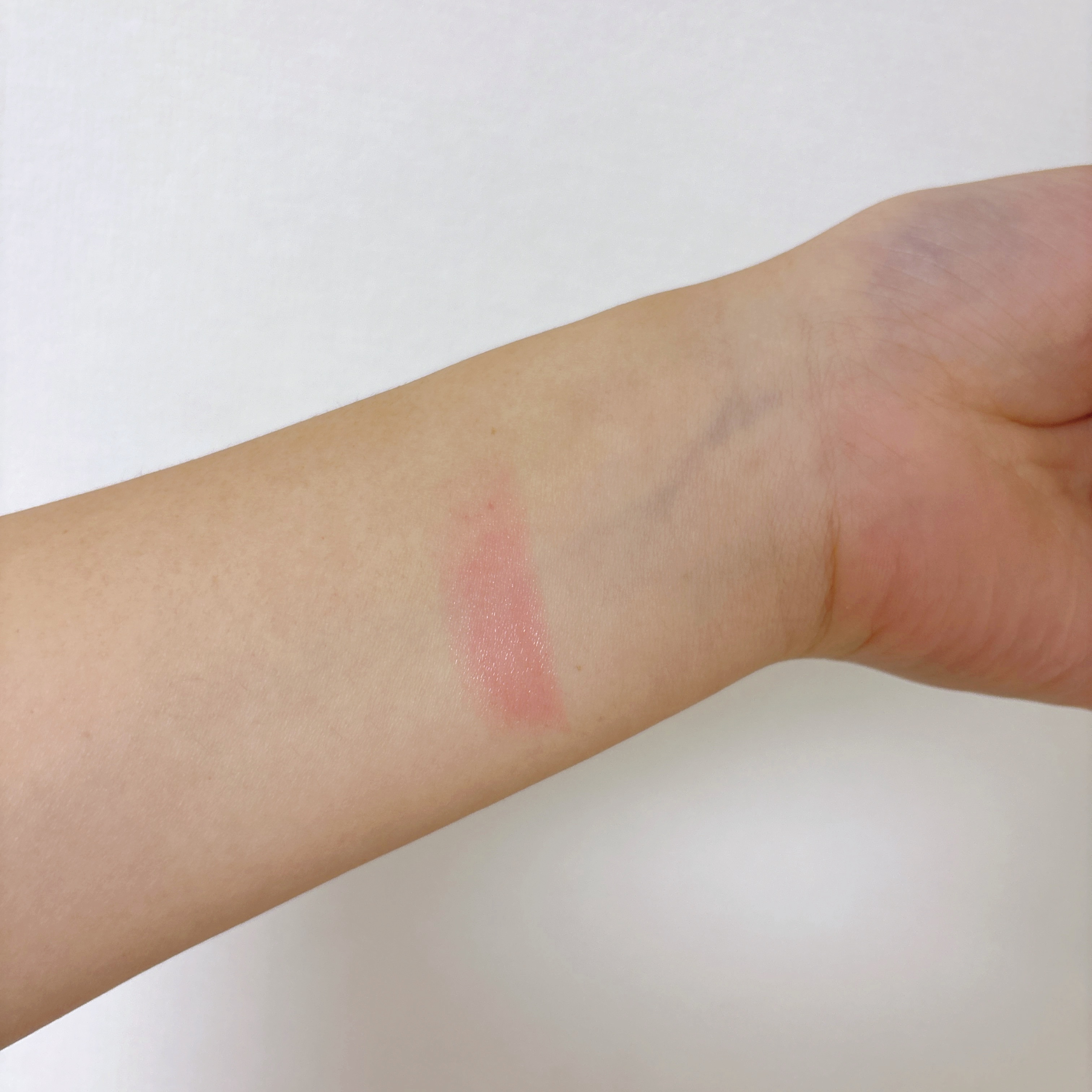 PRADA BEAUTY プラダ ライト グローイング リップバームのクチコミ「今回は
PRADA BEAUTY
プラダ ライト グローイング リップバーム
を紹介します🎀
.....」（2枚目）